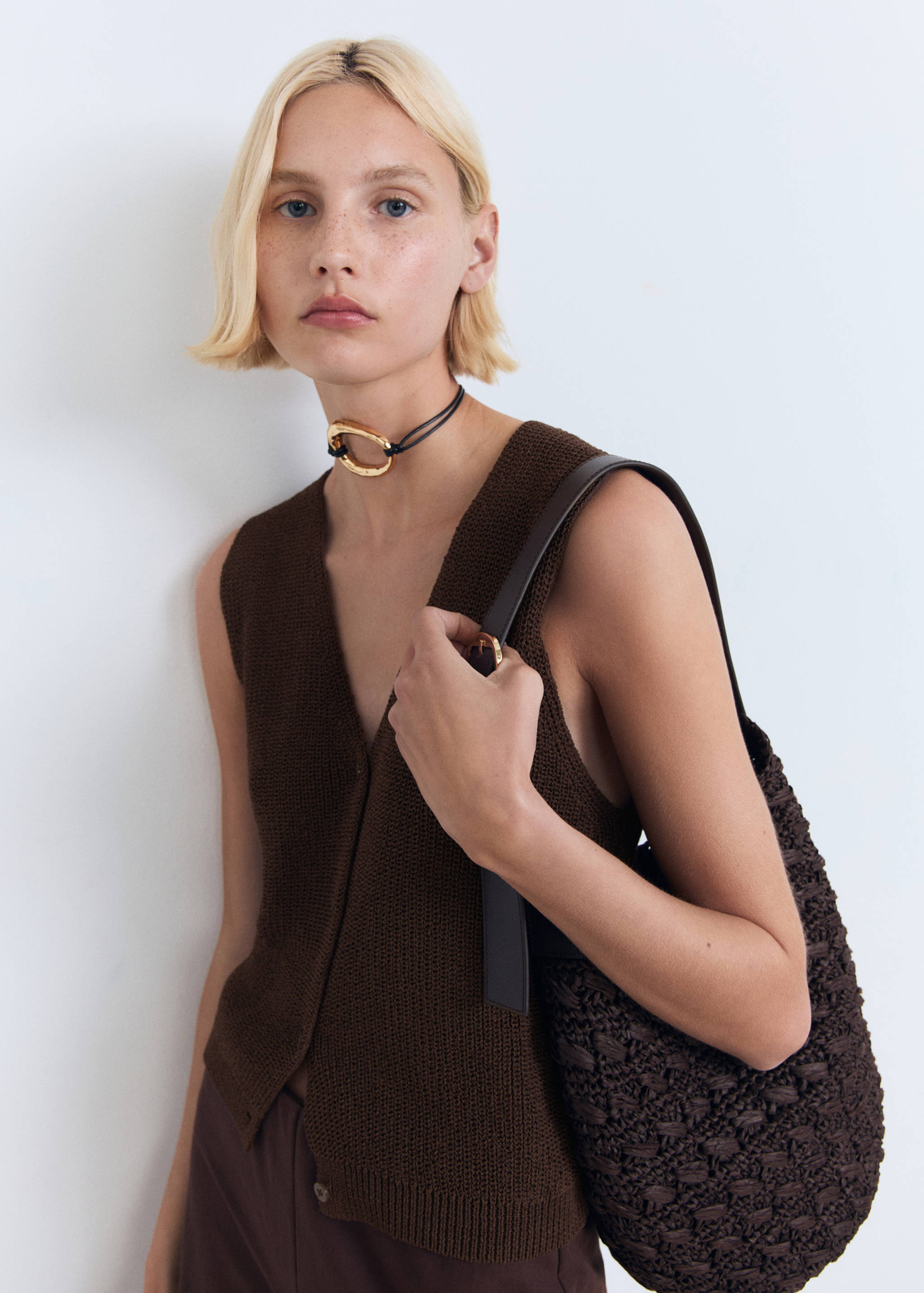 Knitted vest with lace pattern - Medium plane