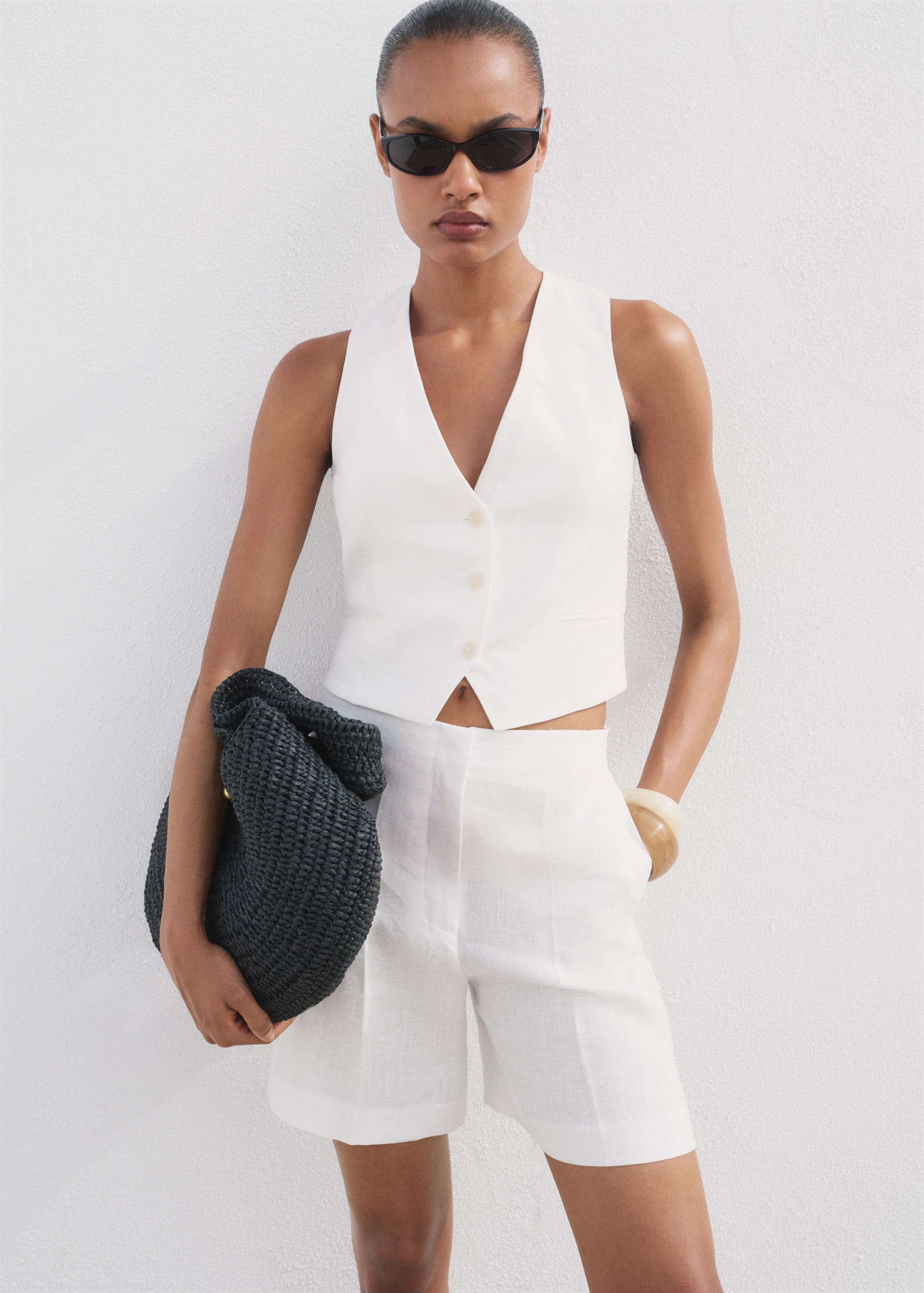 Linen straight-fit mid-rise shorts - Details of the article 1