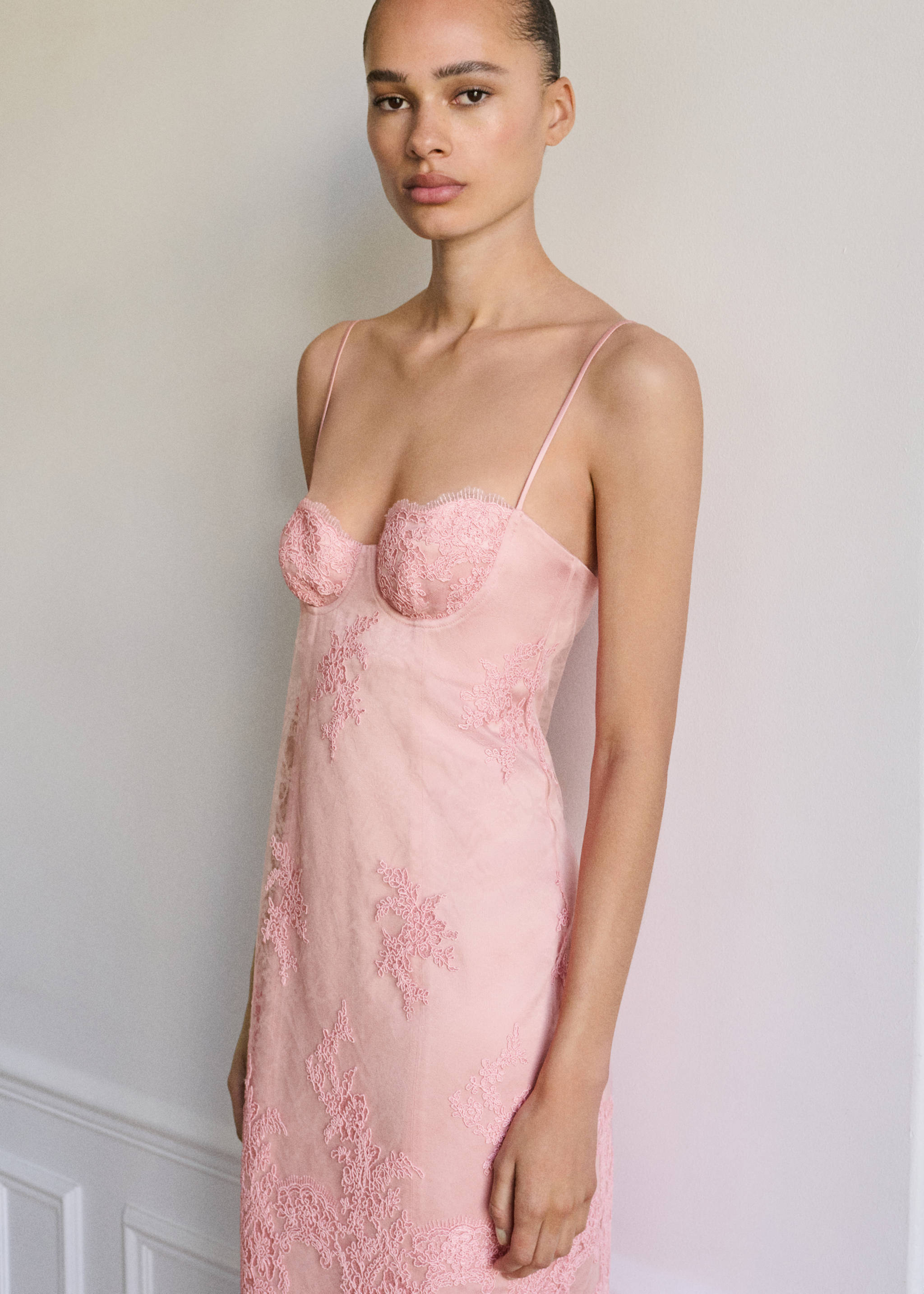 Lace dress with structured neckline - Medium plane