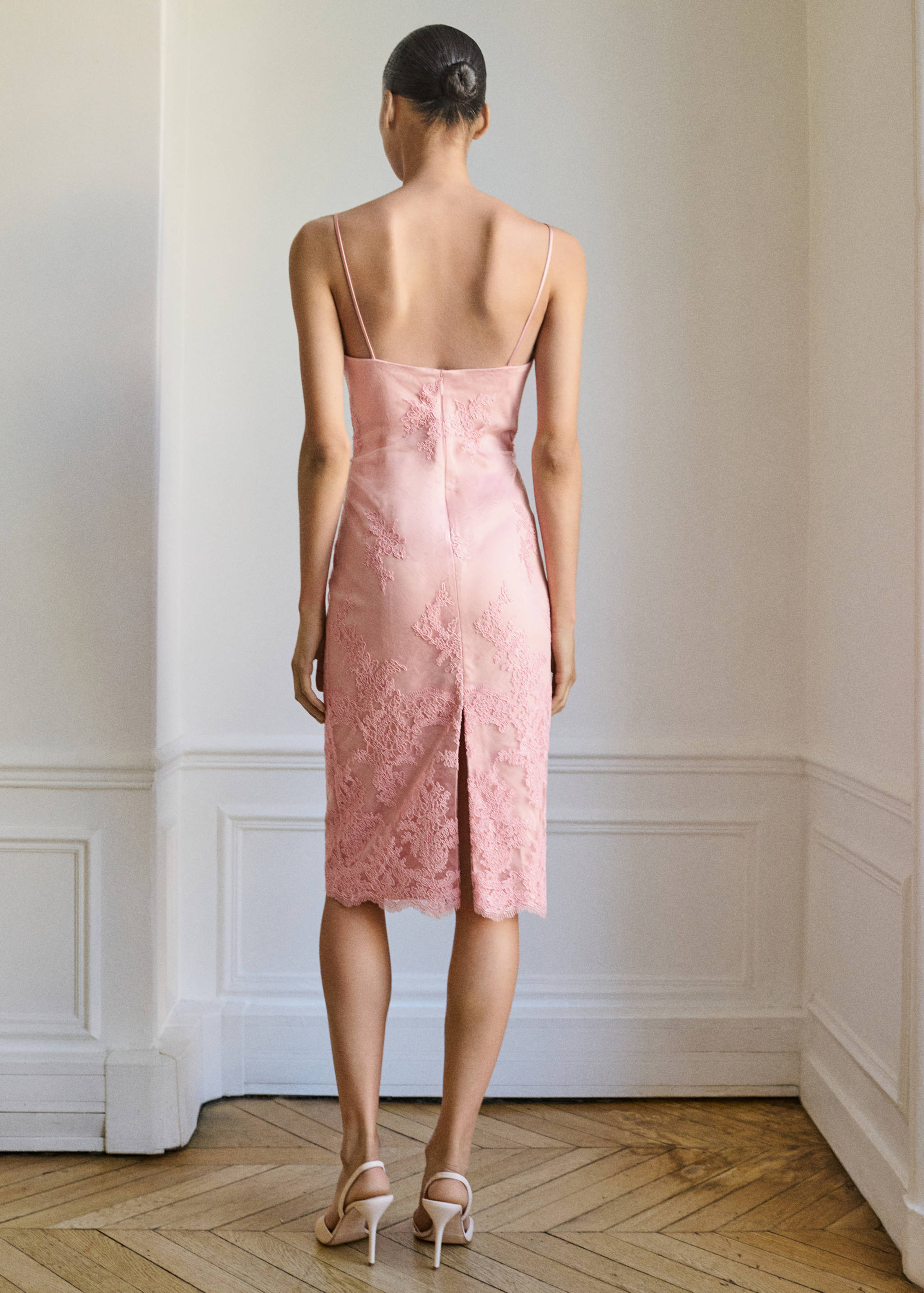 Lace dress with structured neckline - Reverse of the article