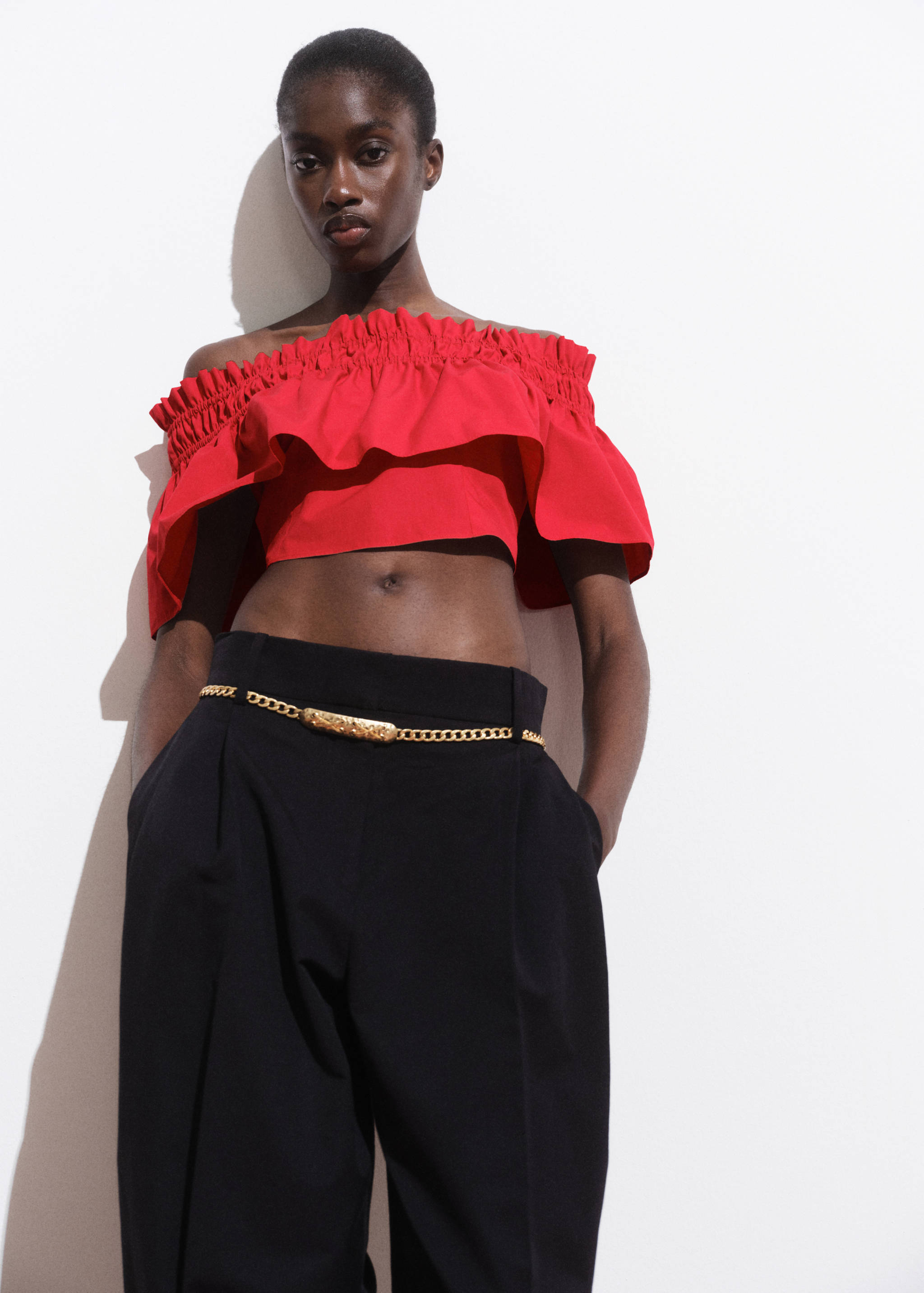 Top palabra de honor con volante - Plano medio