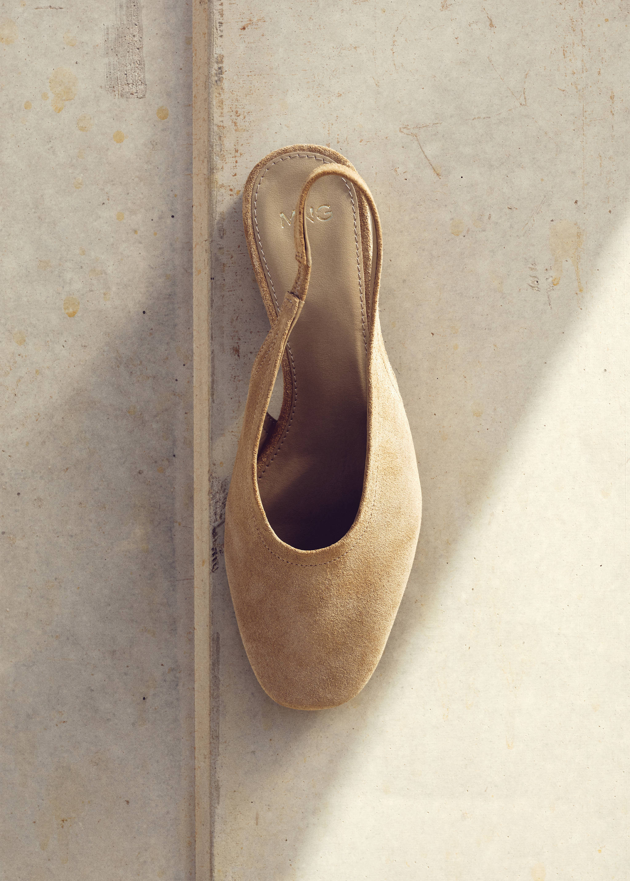 Sapato de pele com salto de bloco - Plano geral