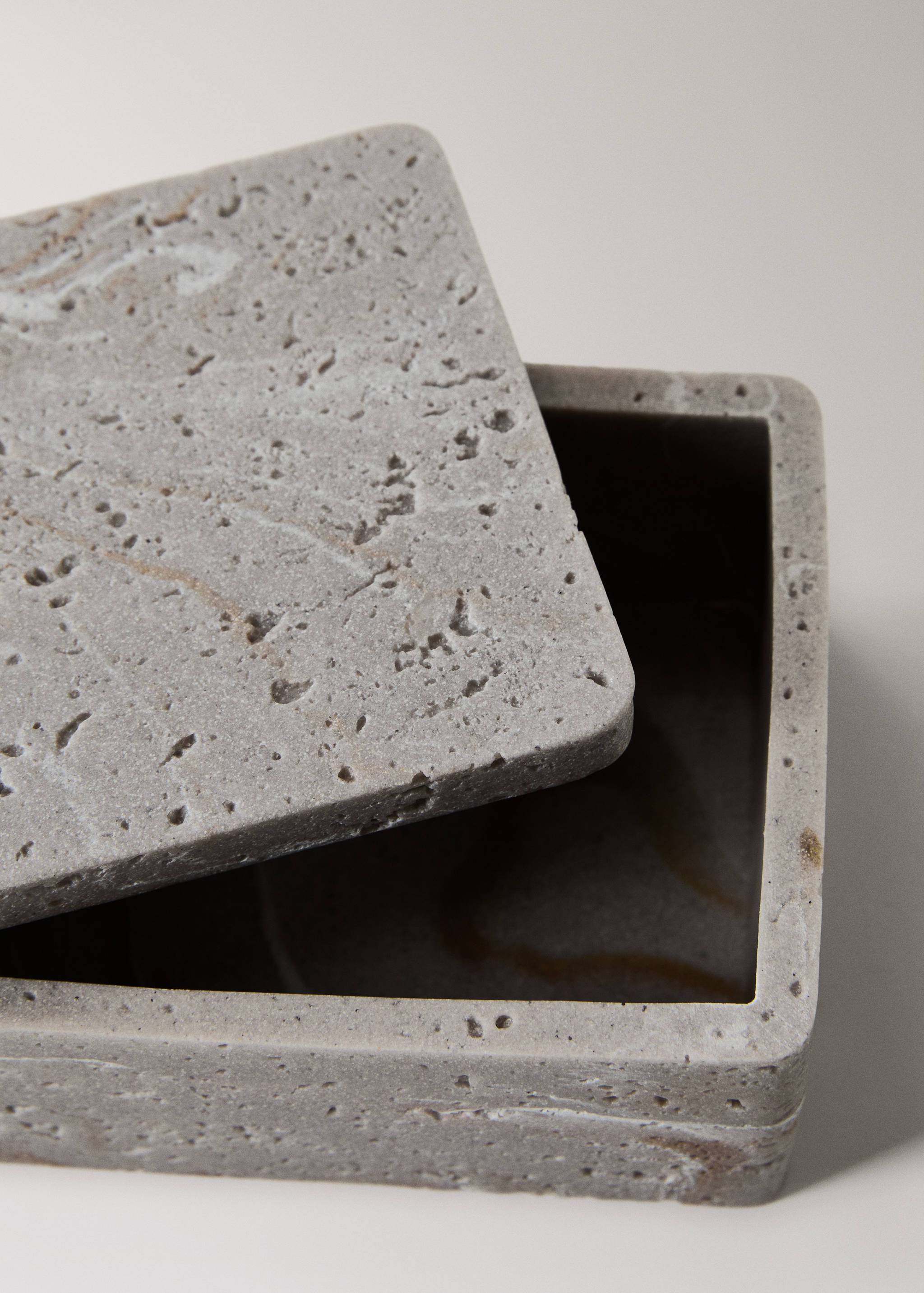 Stone-effect resin box - Details of the article 2