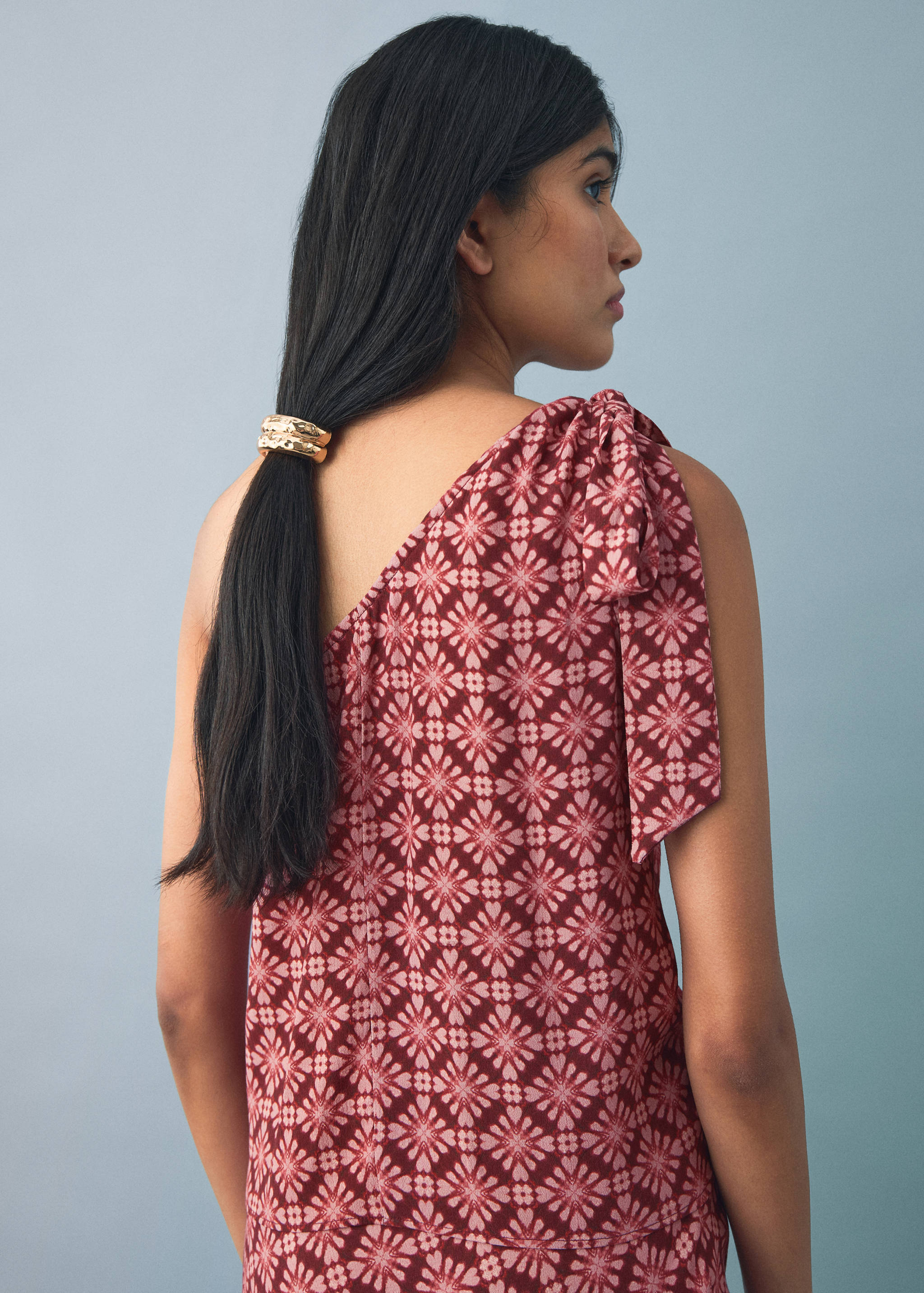 Blusa assimétrica com laço na gola - Plano geral