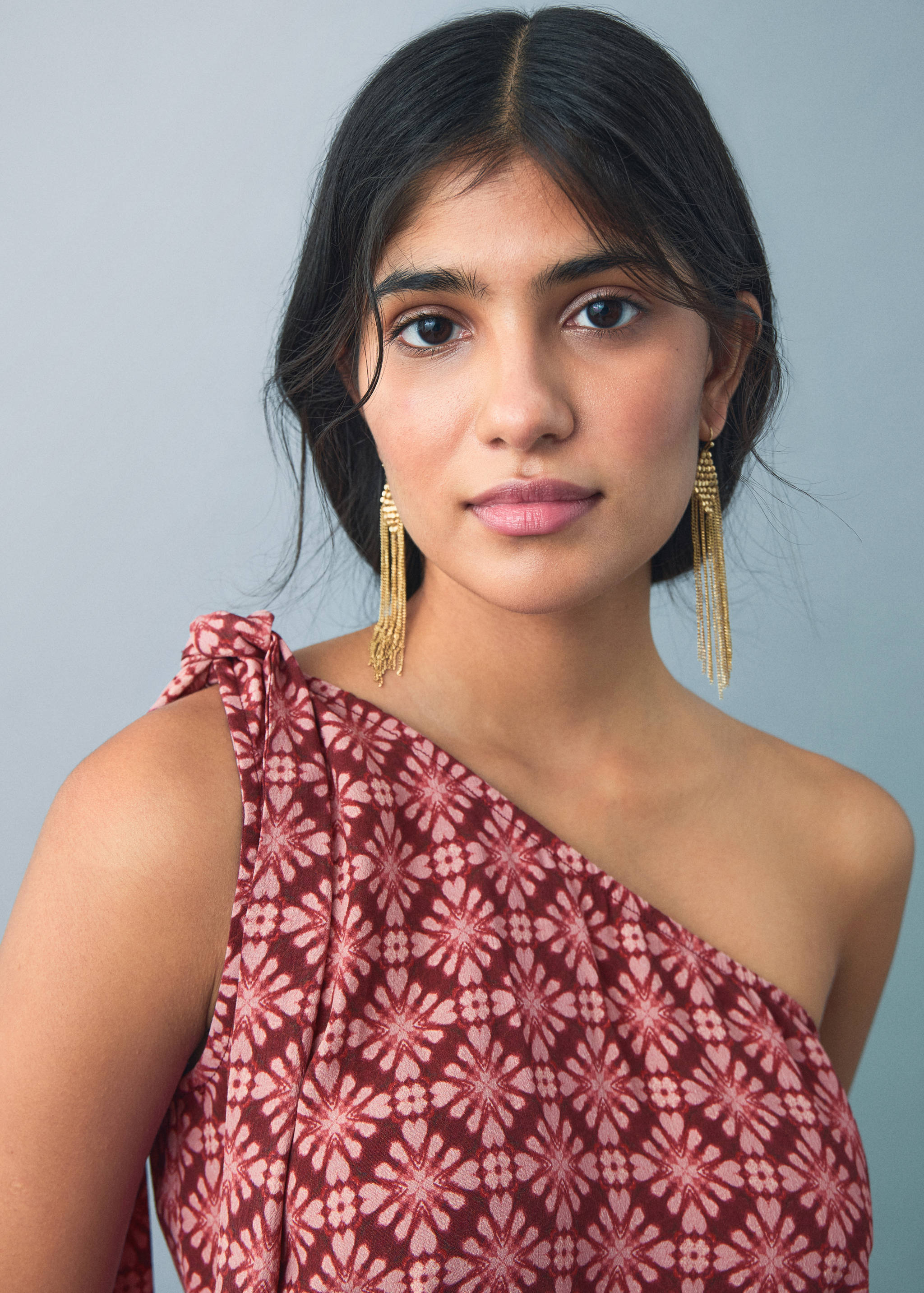 Blusa assimétrica com laço na gola - Plano médio