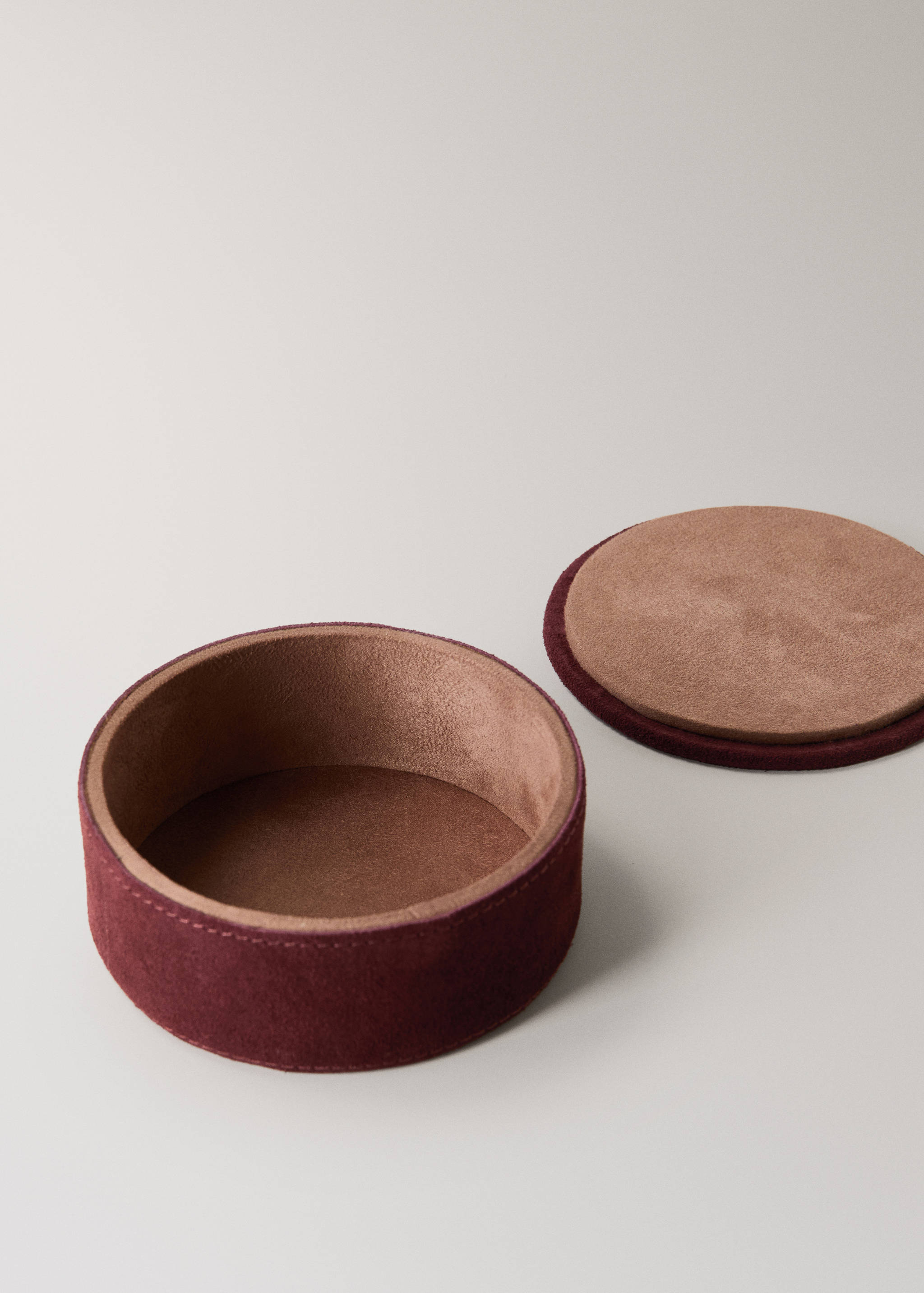 Small two-tone leather round box - Details of the article 2