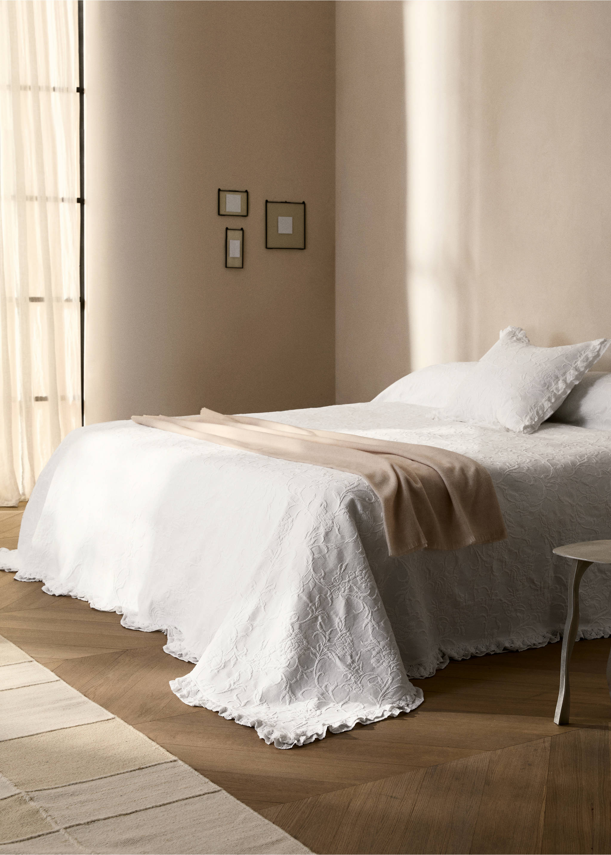 Tagesdecke aus Baumwolljacquard mit Blumenmuster und Volant, Bett 130/150 cm - Allgemeine Ansicht, Weiß. Ref: 17091293-00.