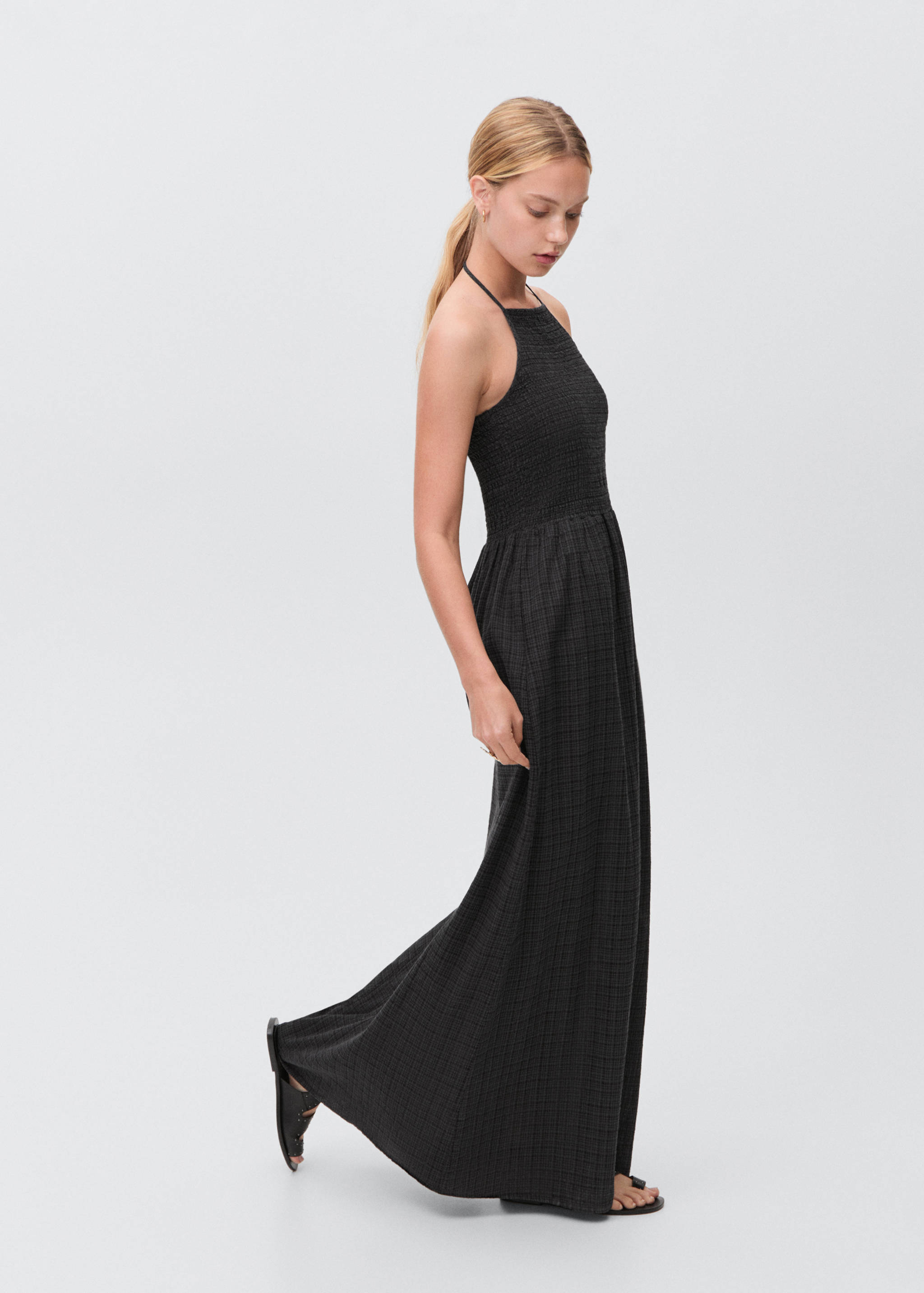 Long halter-neck dress - General plane