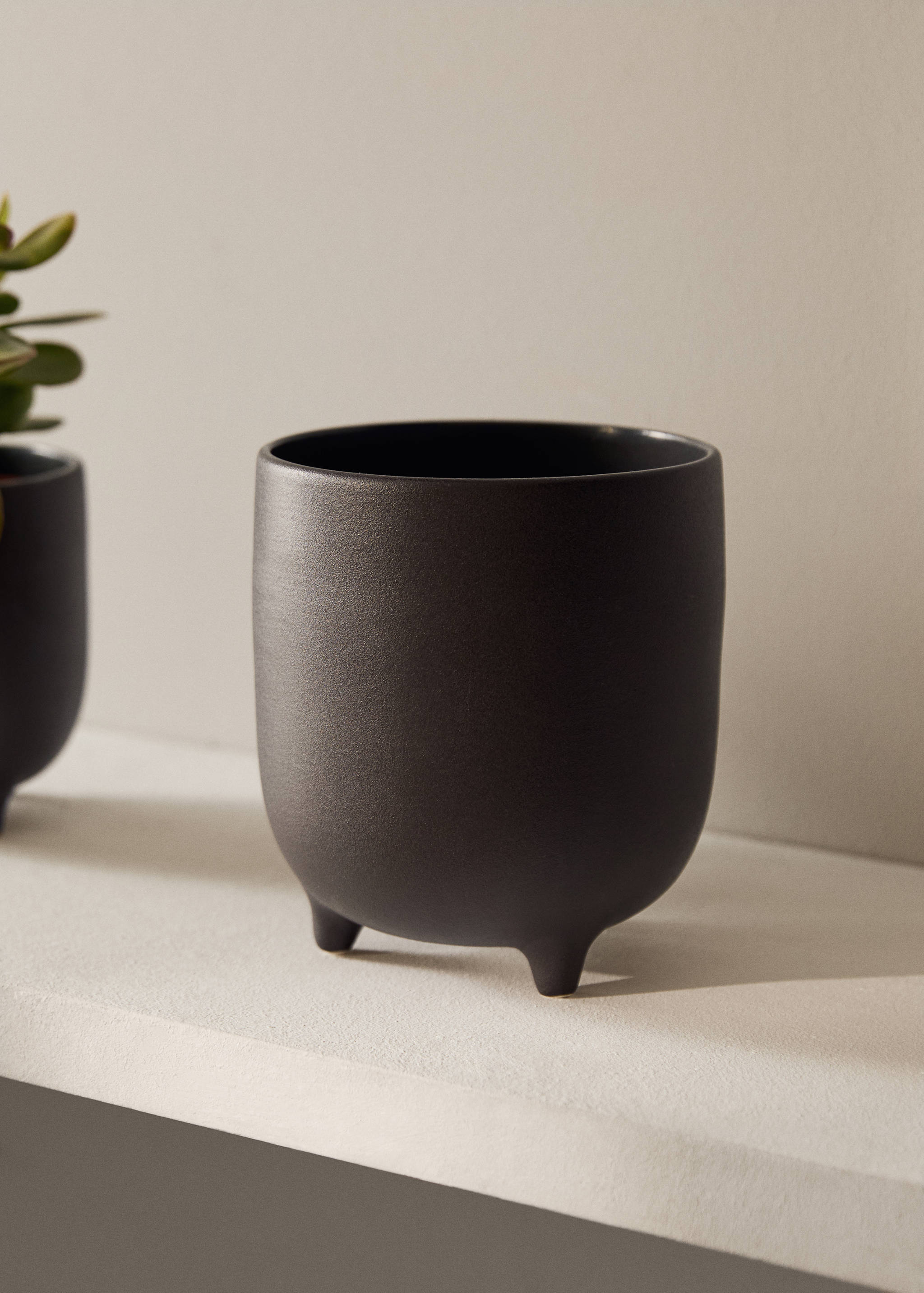 Medium matte-finish stoneware planter - General plane