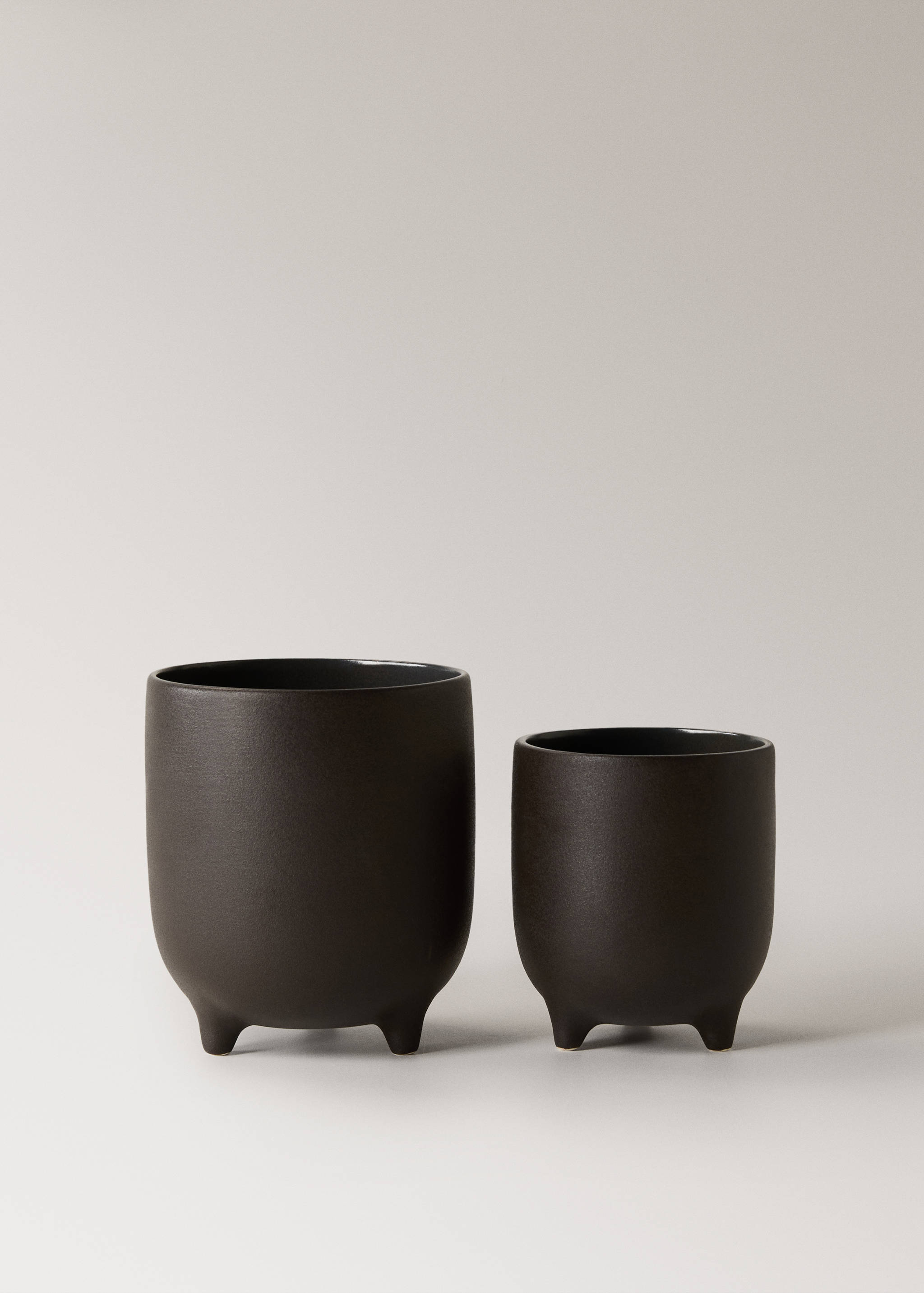 Medium matte-finish stoneware planter - Details of the article 3
