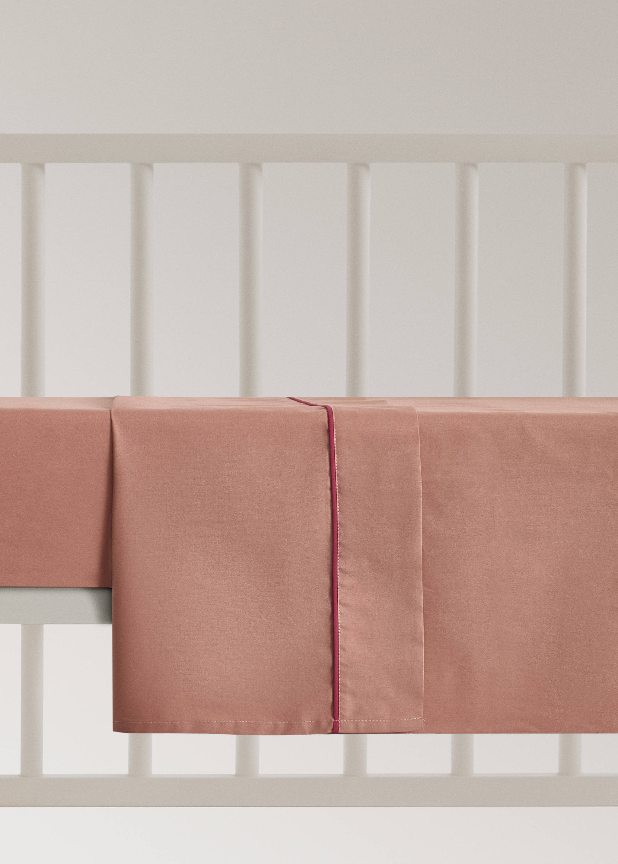 Reversible percale cotton top sheet with contrasting piping for cot - Article without model