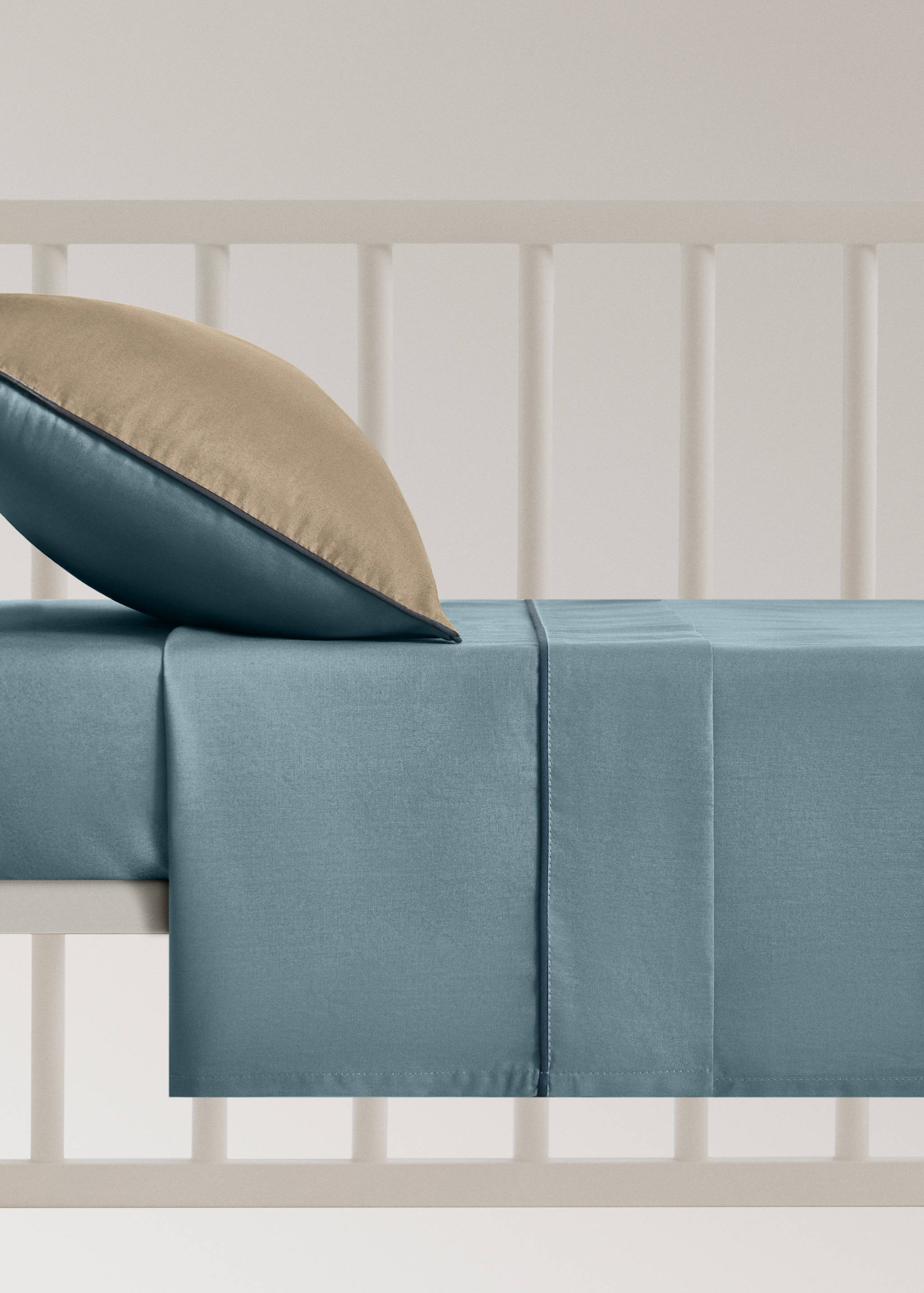 Reversible percale cotton top sheet with contrasting piping for cot - Article without model