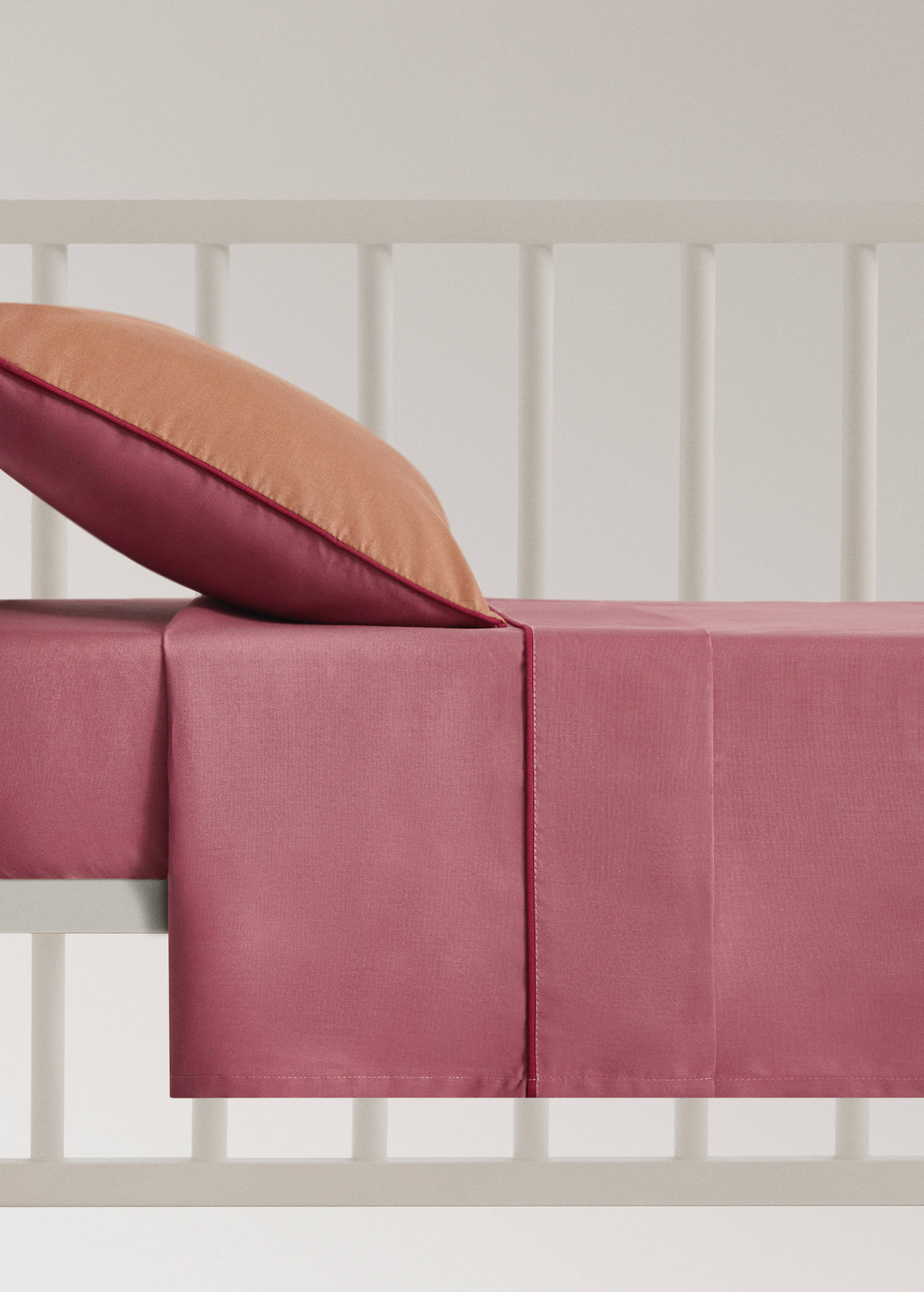 Reversible percale cotton top sheet with contrasting piping for cot - Article without model