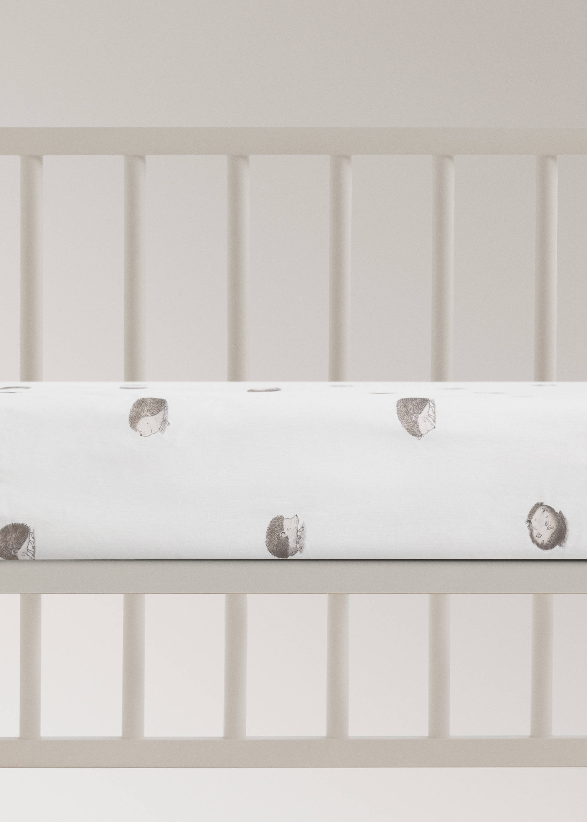 Cotton fitted sheet with hedgehog print for cot - Article without model