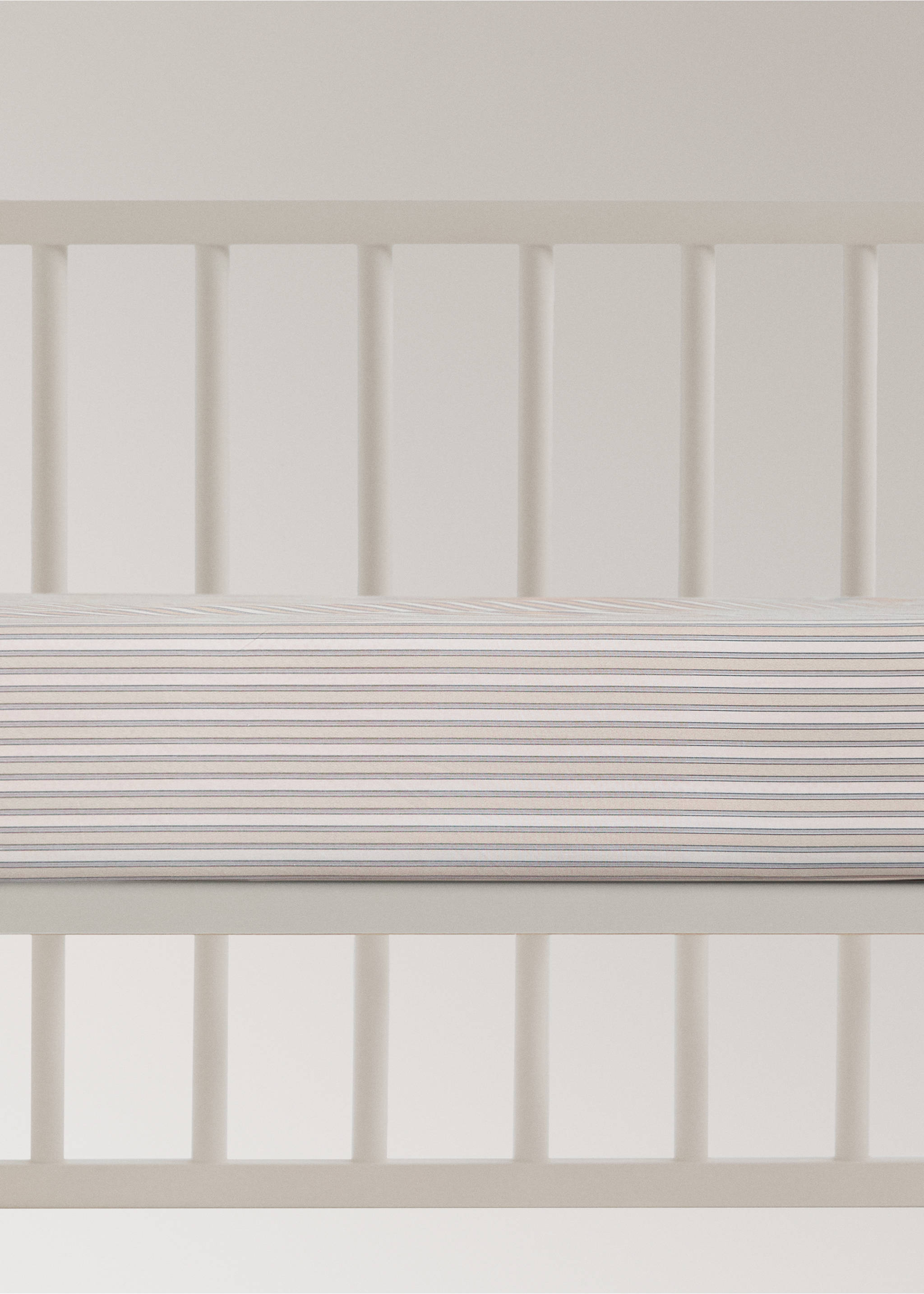 Percale cotton fitted sheet with fine-stripe print for cot - Article without model, Vanilla. Ref: 17091552-00.