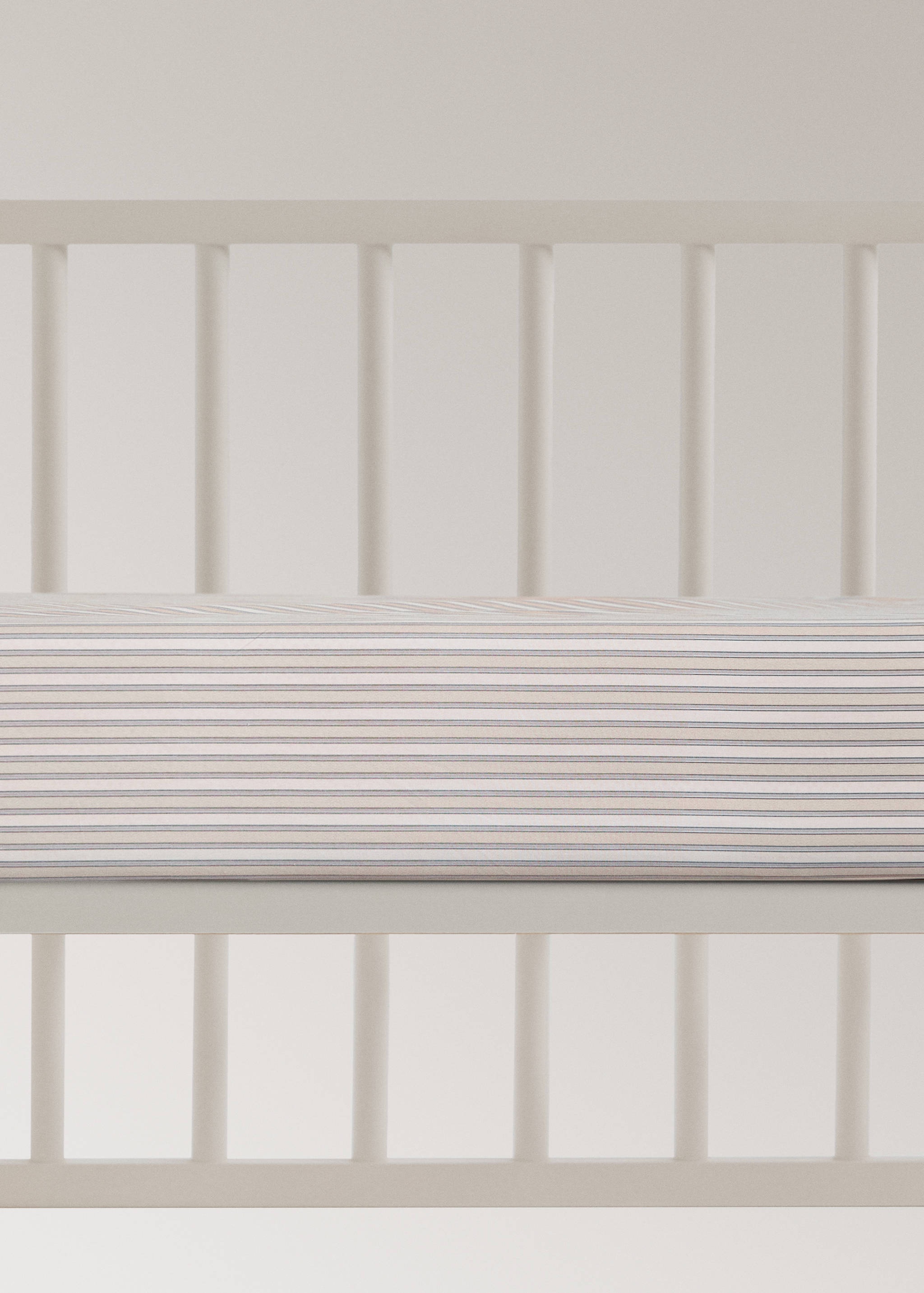 Percale cotton fitted sheet with fine-stripe print for cot - Article without model