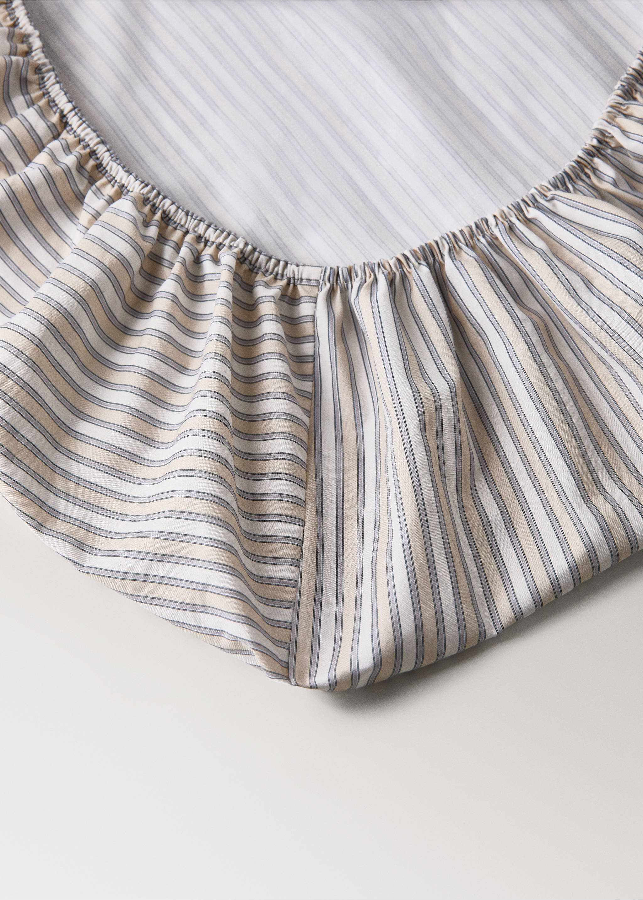 Percale cotton fitted sheet with fine-stripe print for cot - Details of the article 1, Vanilla. Ref: 17091552-00.