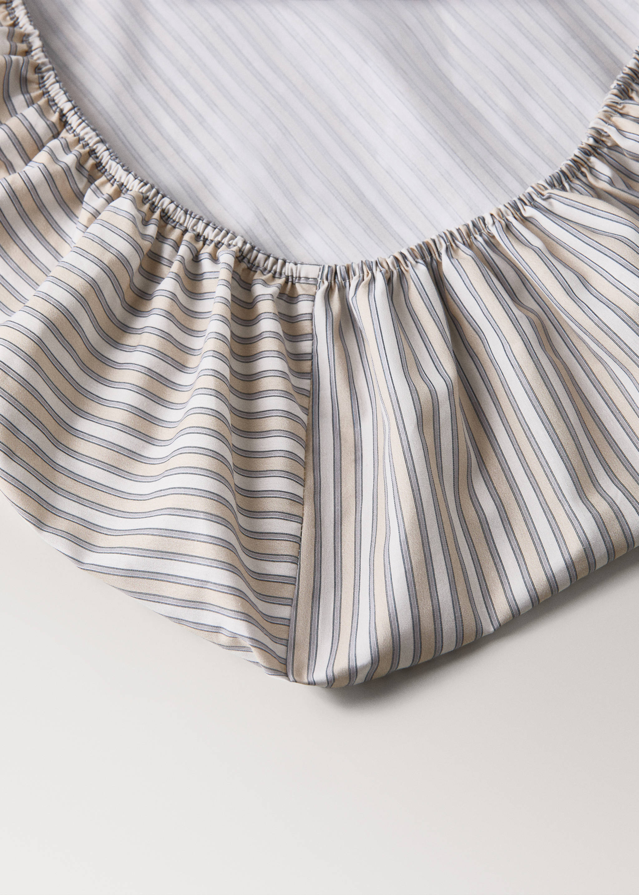 Percale cotton fitted sheet with fine-stripe print for cot - Details of the article 1