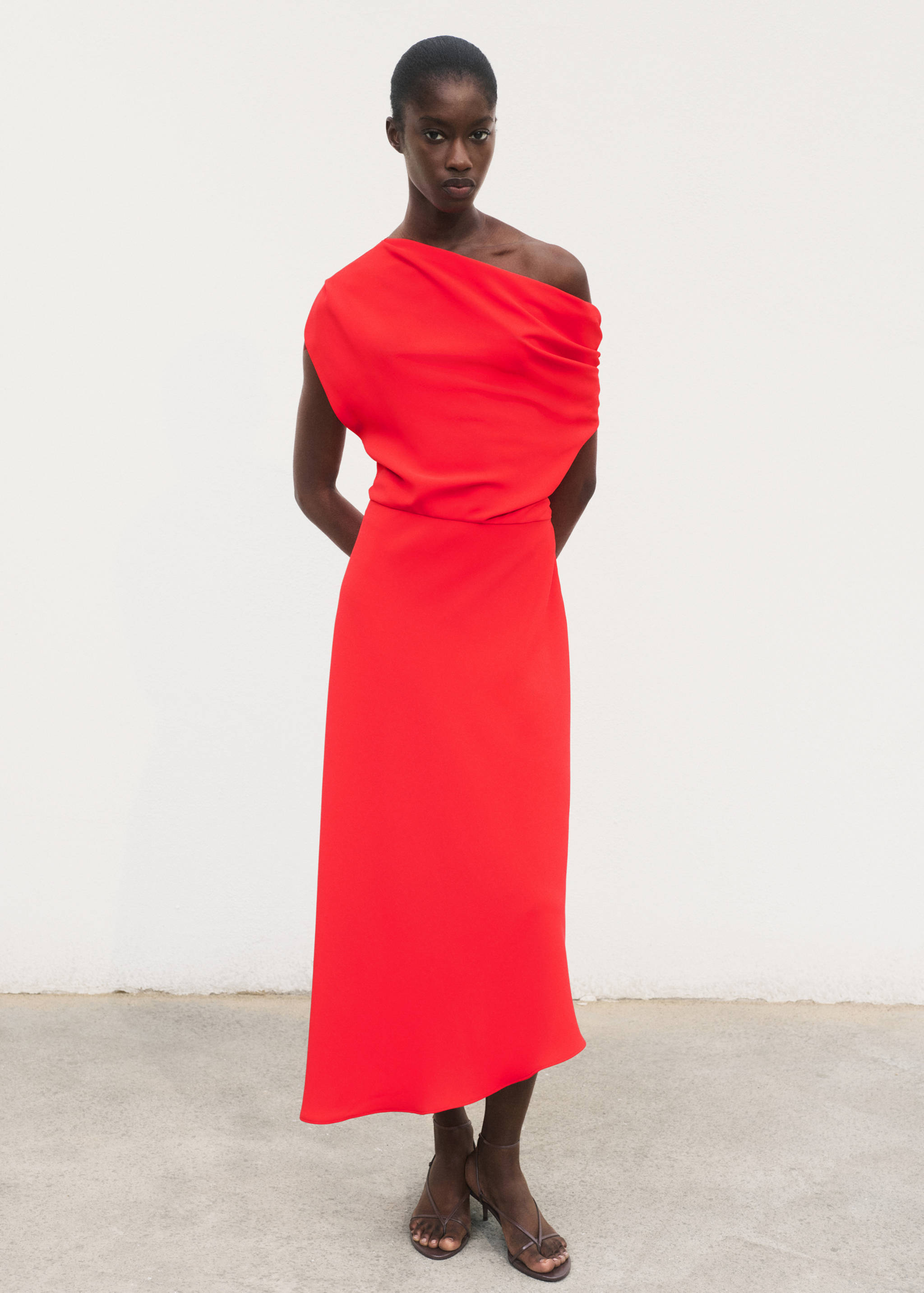 Μίντι ασύμμετρο φόρεμα - Γενικό πλάνο