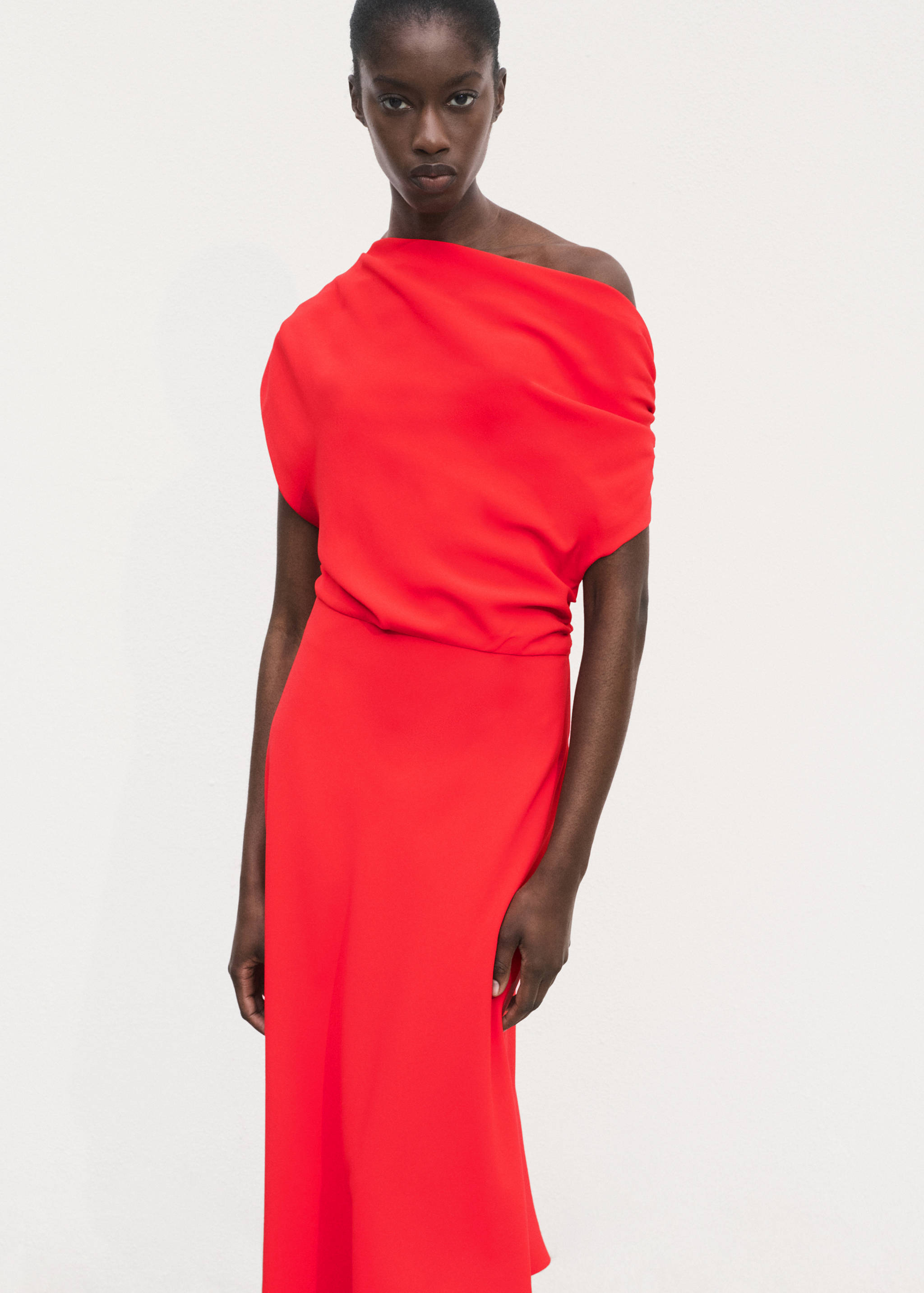 Μίντι ασύμμετρο φόρεμα - Μεσαίο πλάνο