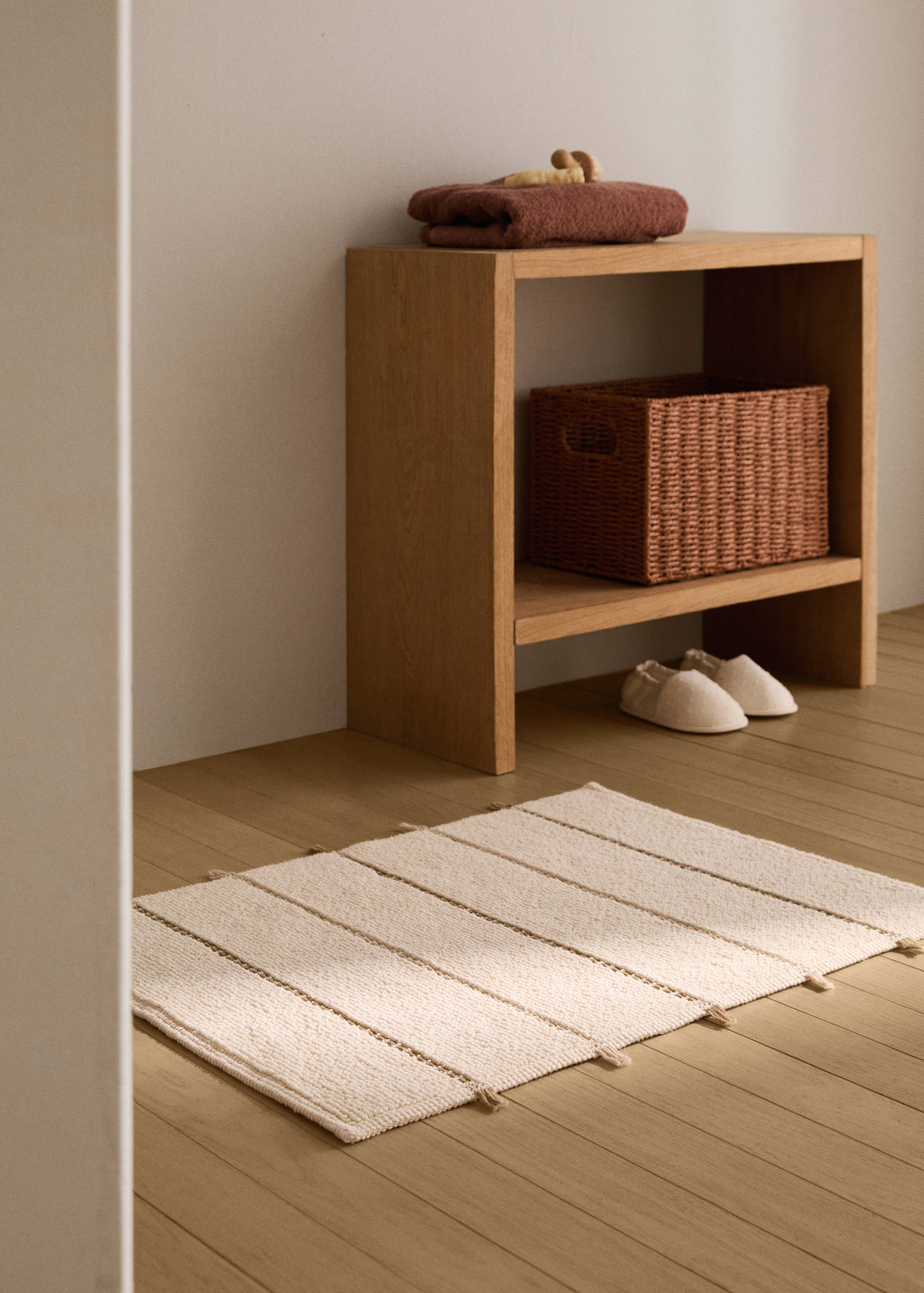 Striped bath mat with fringe detail - General plane