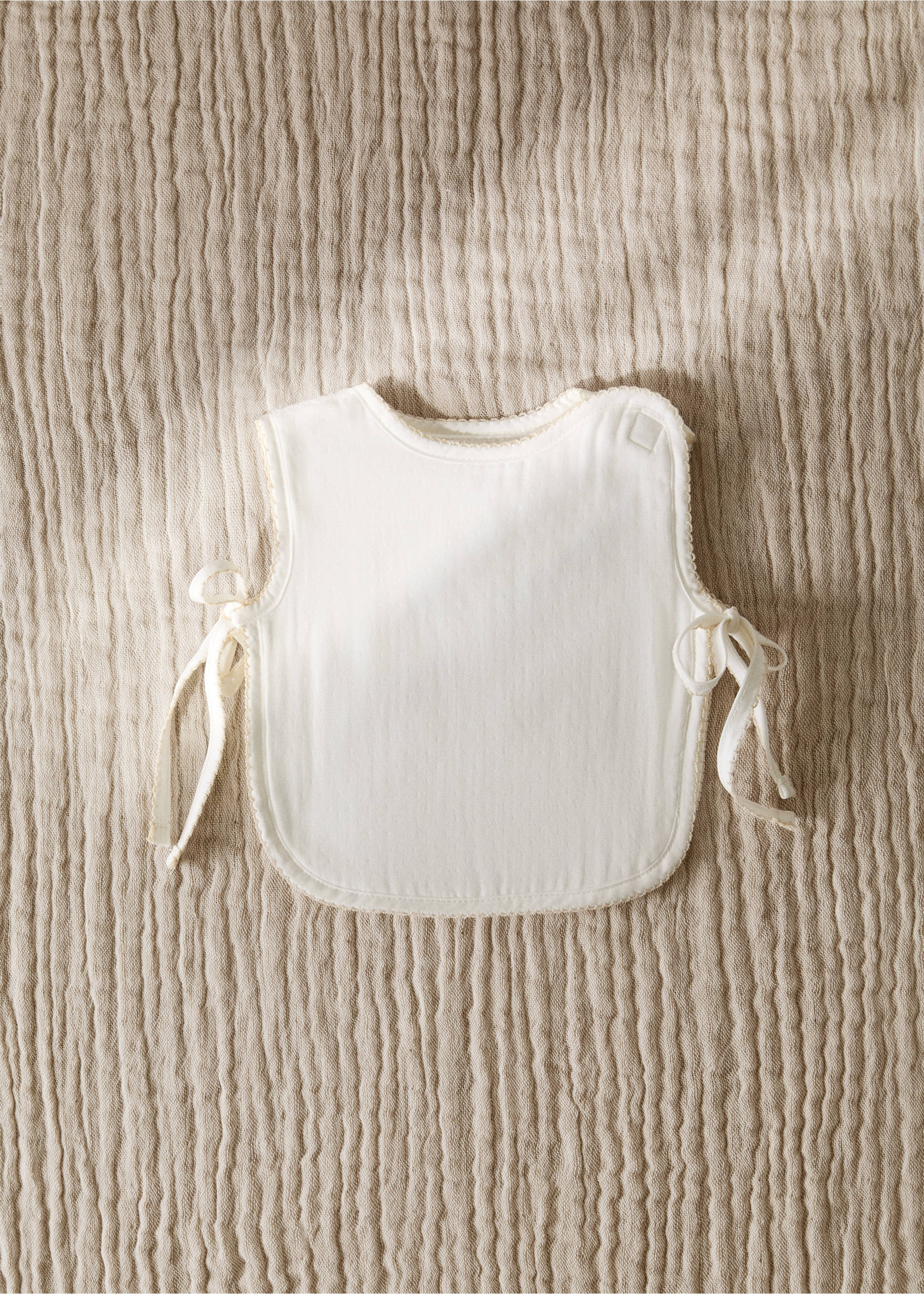 Cotton bib with decorative trim - General plane, Medium Brown. Ref: 17091576-00.