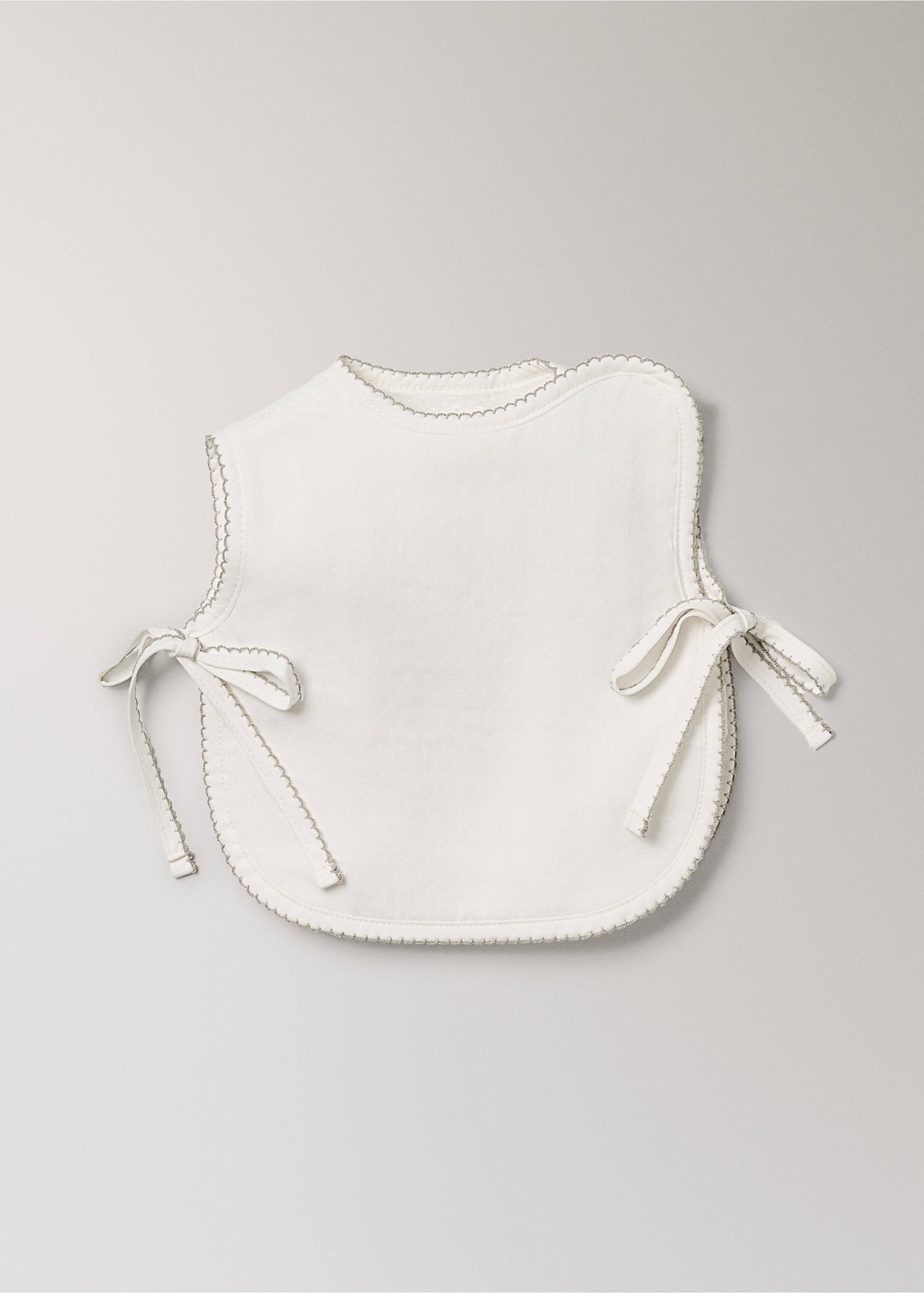 Cotton bib with decorative trim - Article without model, Green. Ref: 17091576-00.