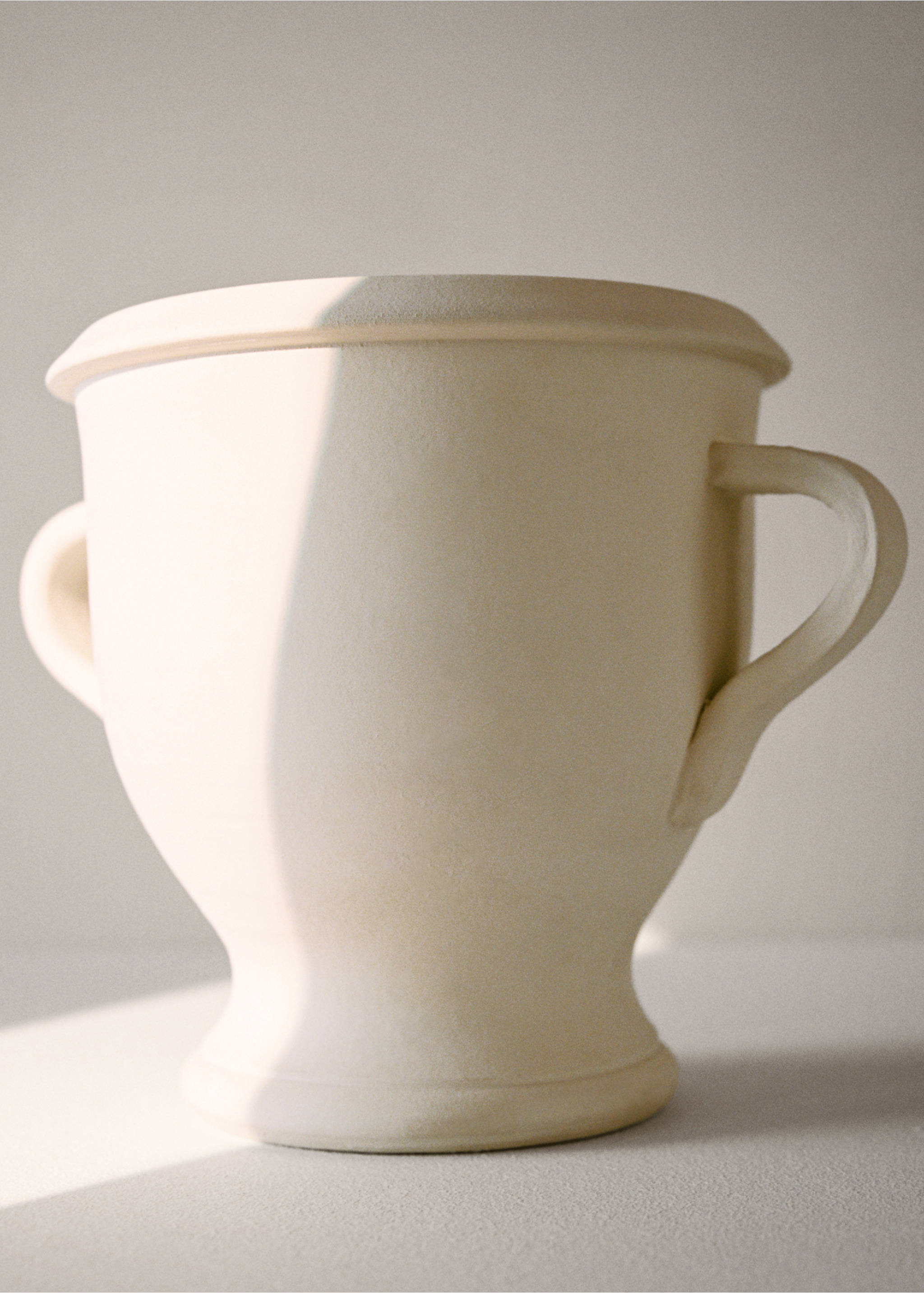 Small terracotta vase with handles - Details of the article 6, Off White. Ref: 17091580-00.