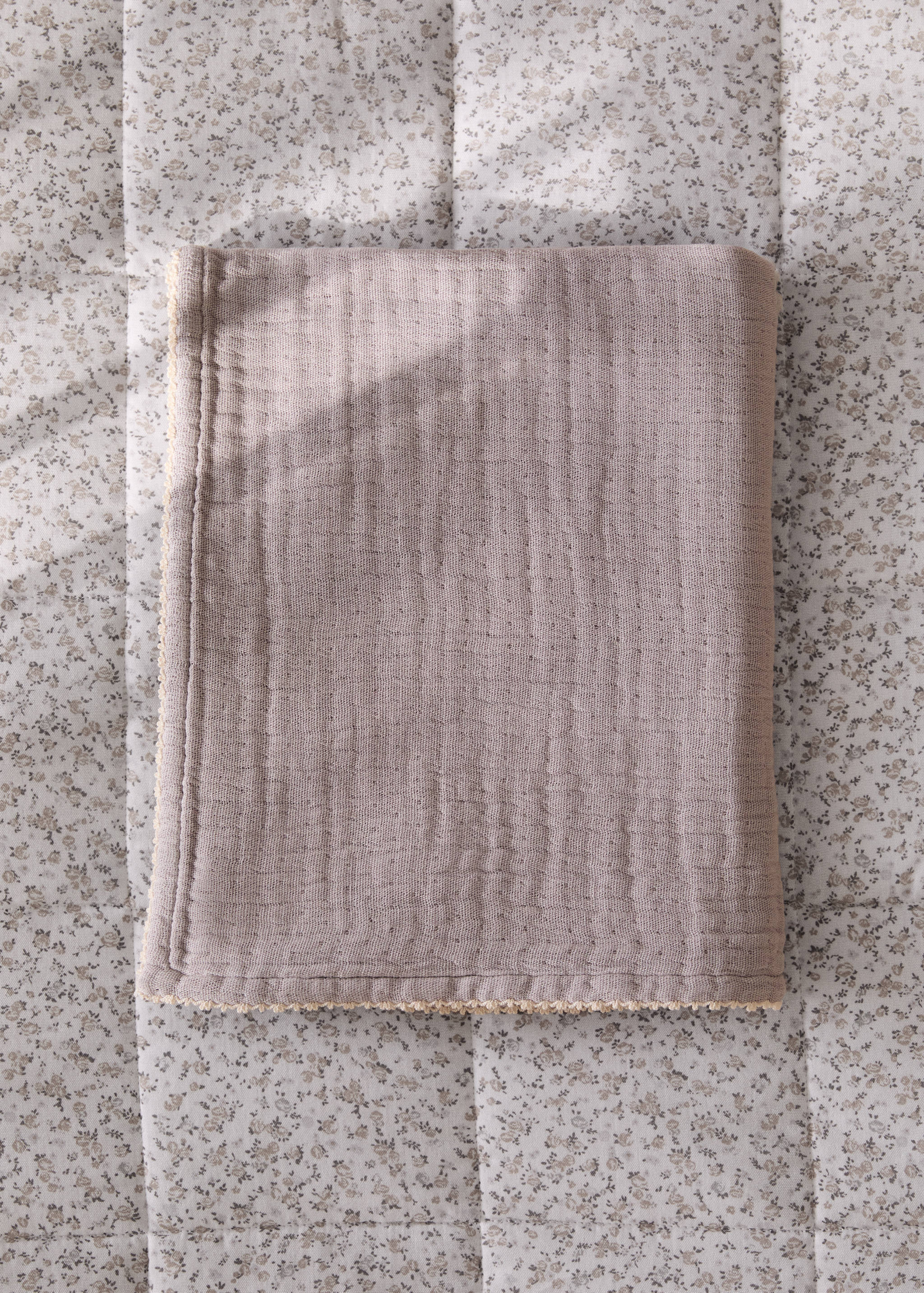 Children's blanket with contrasting finish - General plane