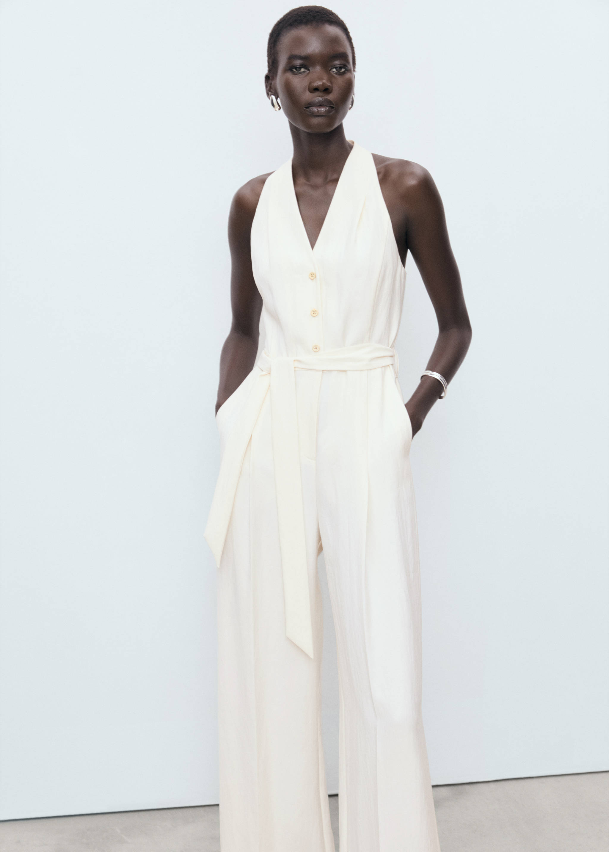 Halter-neck jumpsuit with belt - Medium plane