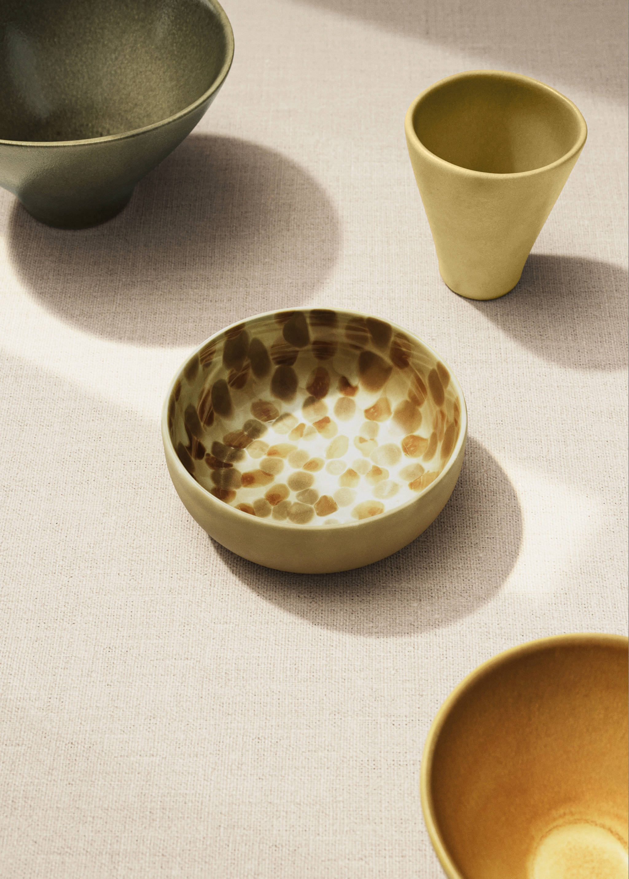 Reactive stoneware bowl with spots - General plane