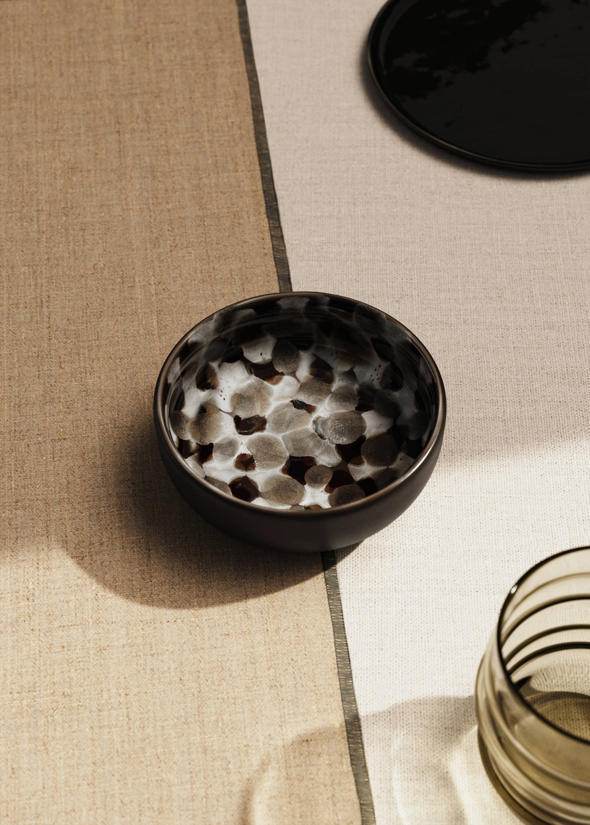 Reactive stoneware bowl with spots - General plane