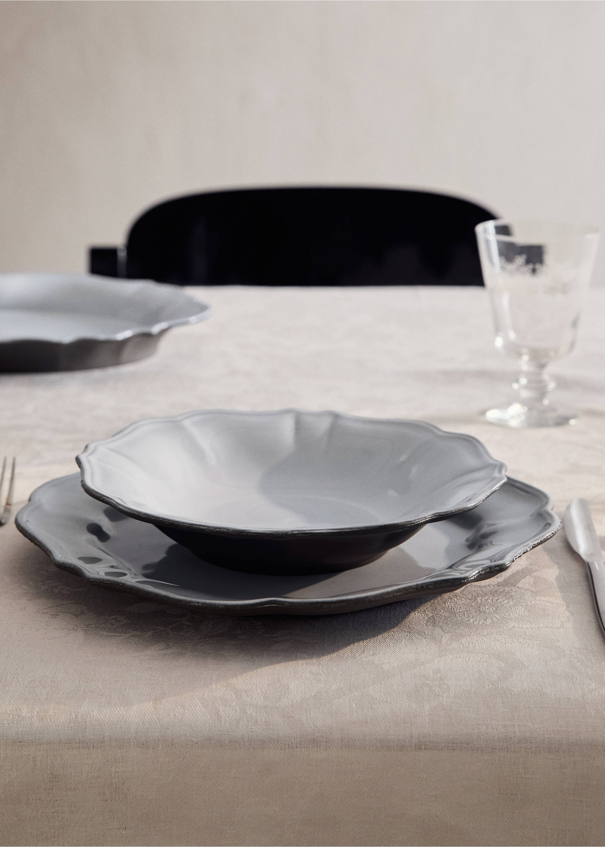 Tiefer Teller aus recyceltem Gres - Allgemeine Ansicht, Hellgrau/Pastellgrau. Ref: 17092033-00.