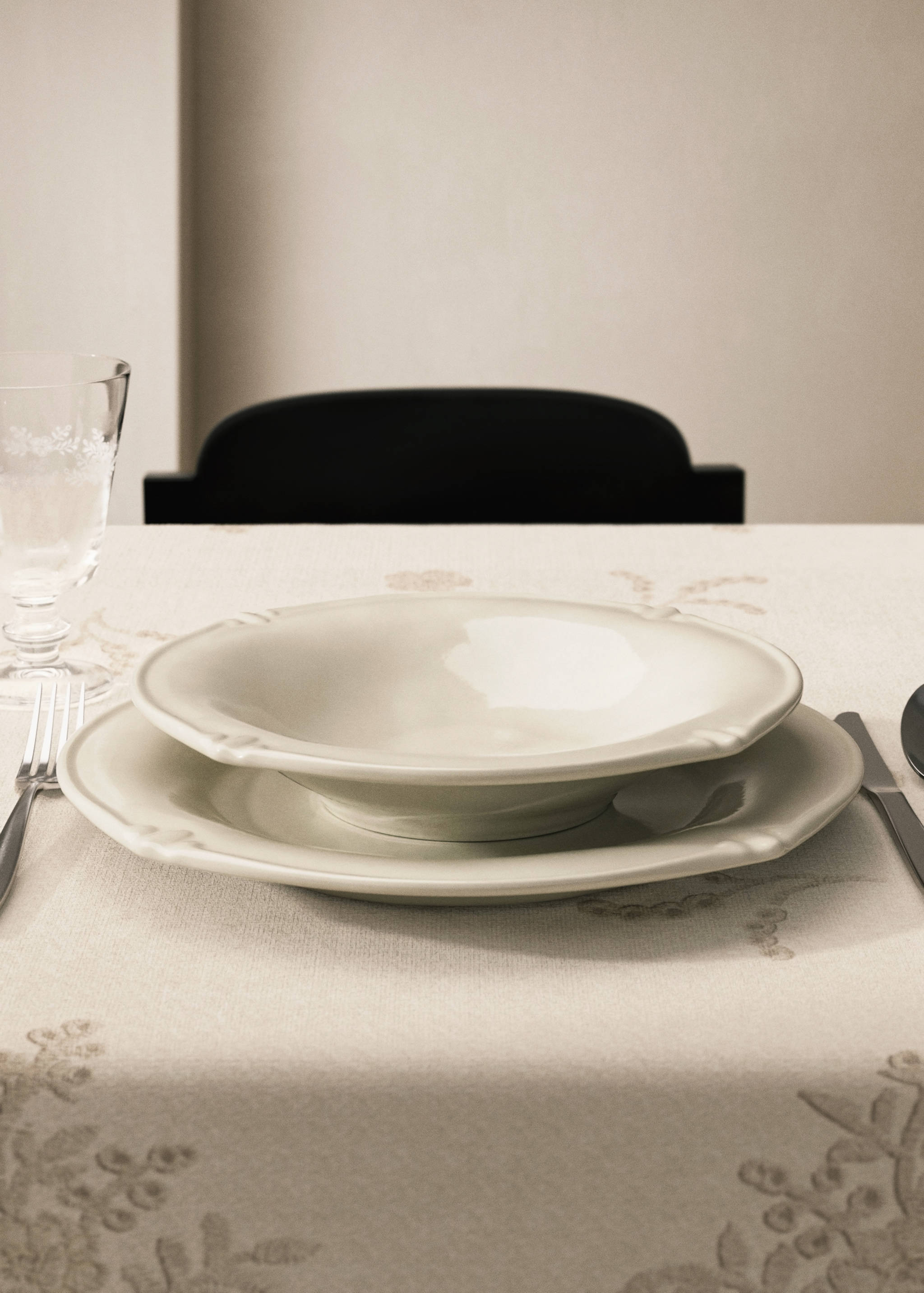 Oval stoneware soup plate - General plane