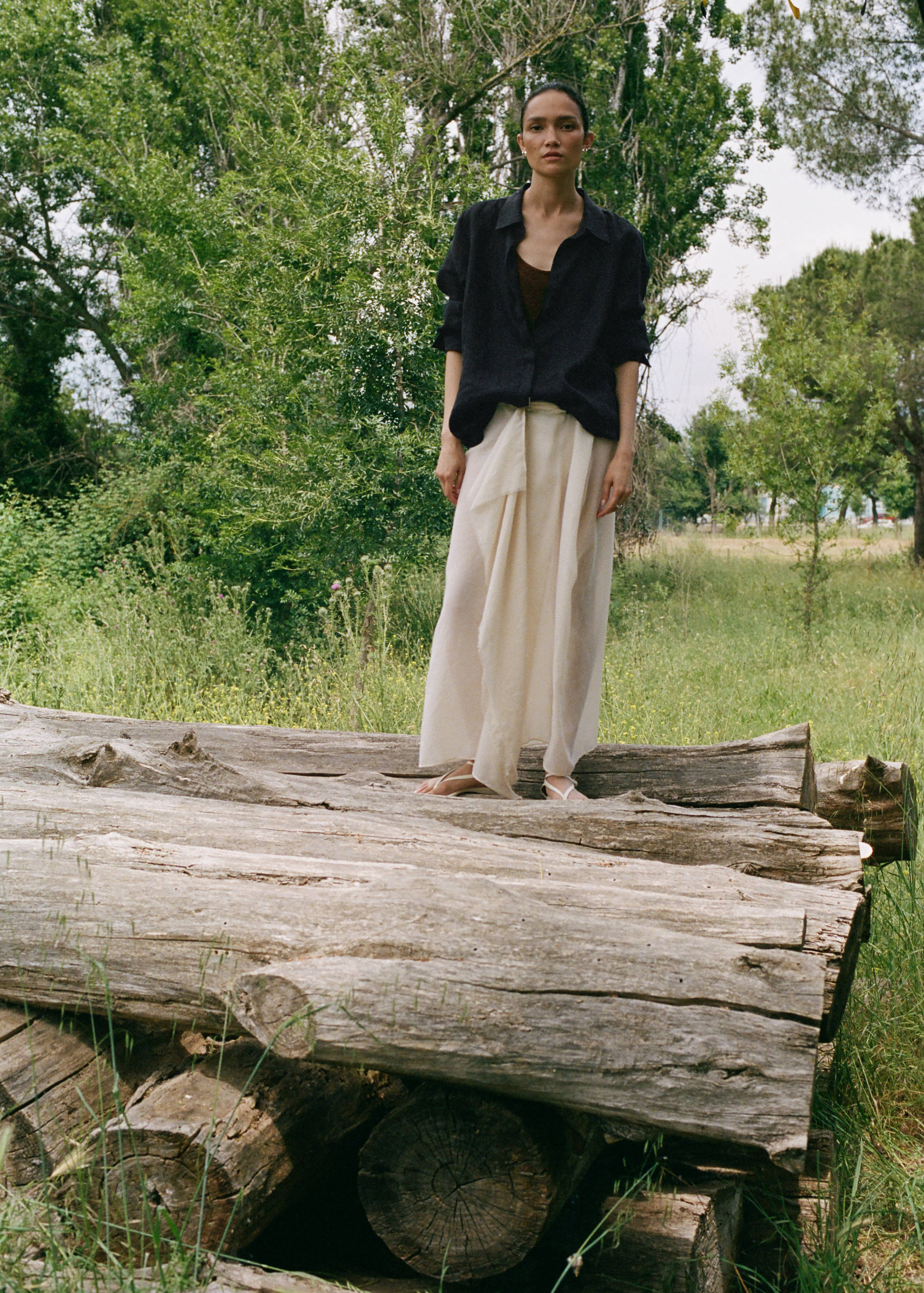 Шарф однотонный с необработанными краями - Общий план