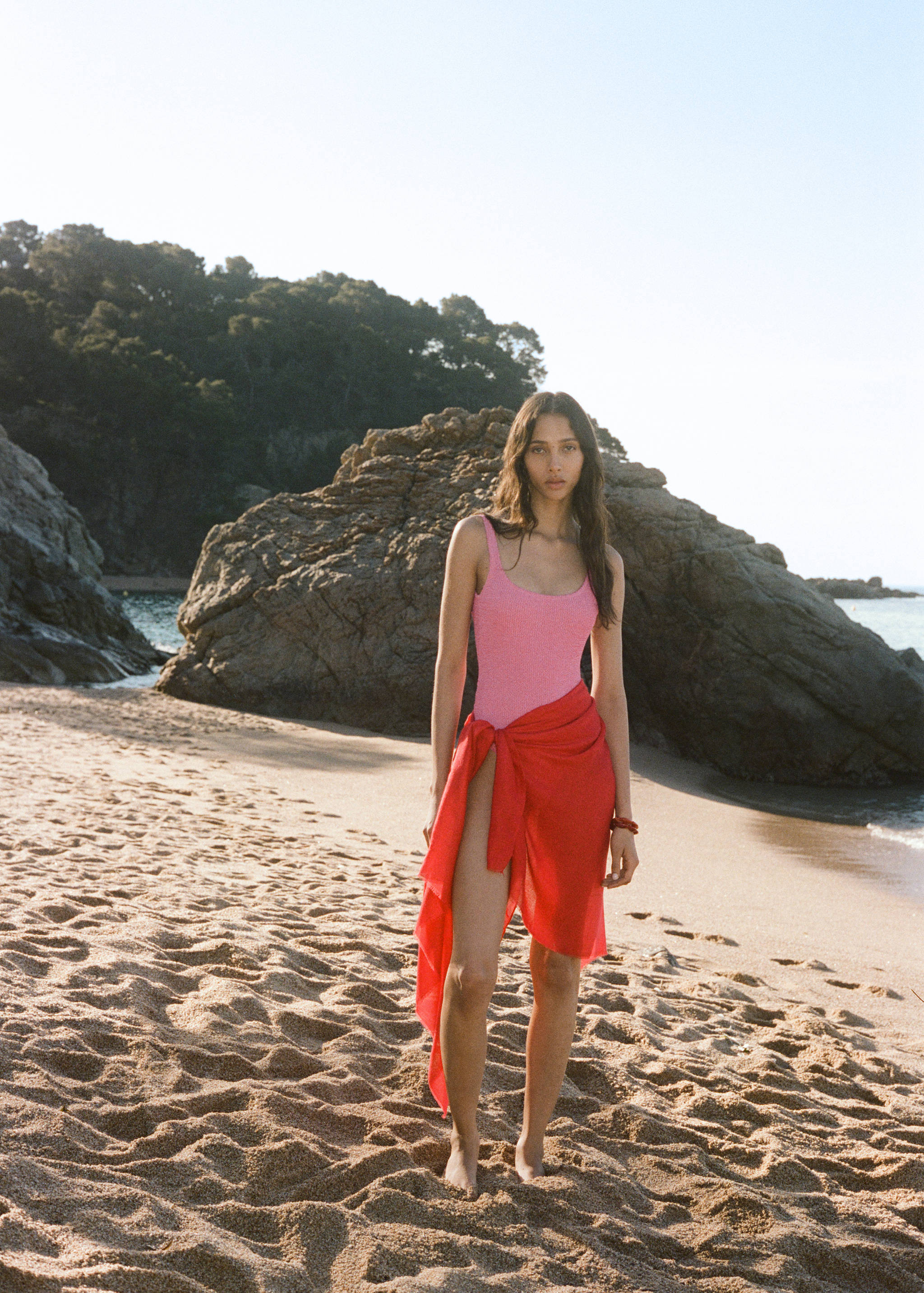 Шарф однотонный с необработанными краями - Общий план