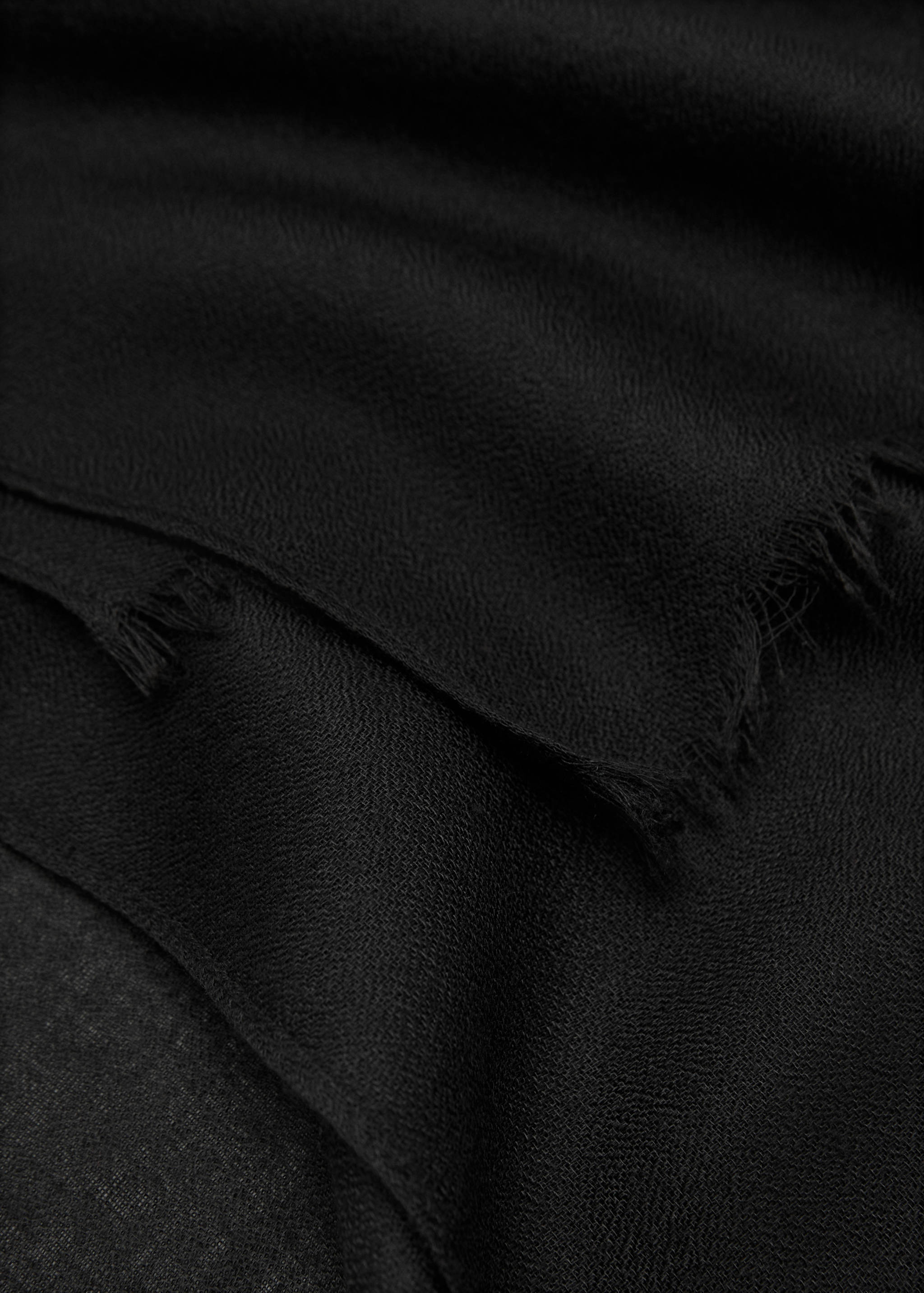 Шарф однотонный с необработанными краями - Средний план