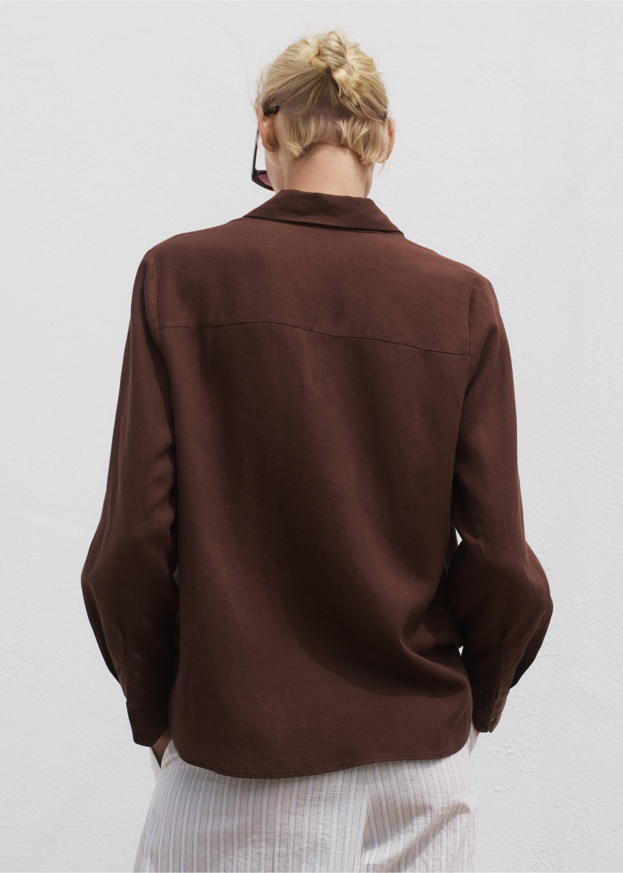 Chemise lyocell à poche - Verso de l’article, Chocolat. Ref: 17092548-00.