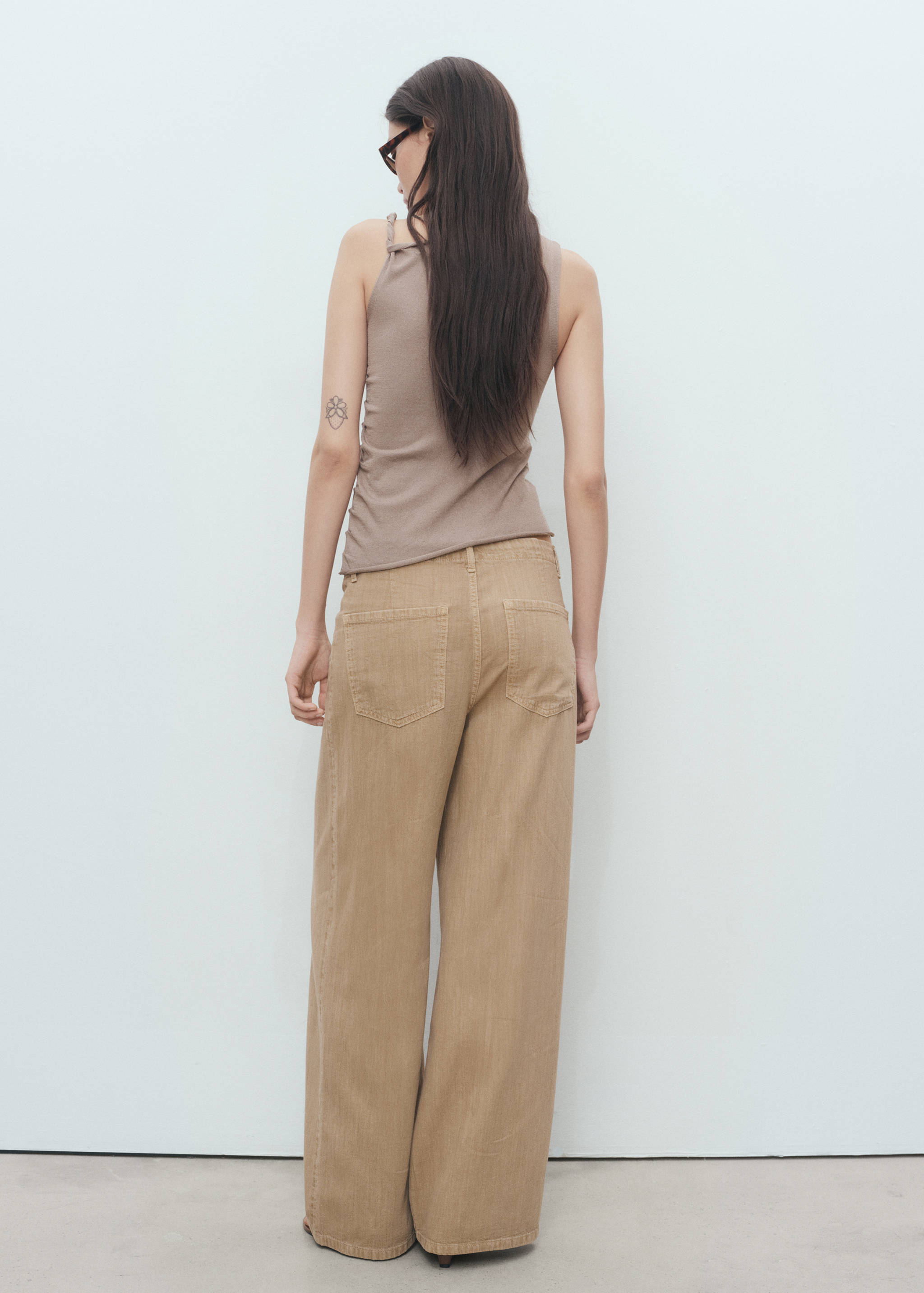 Asymetryczny top z dzianiny na ramiączkach - Tylna strona artykułu