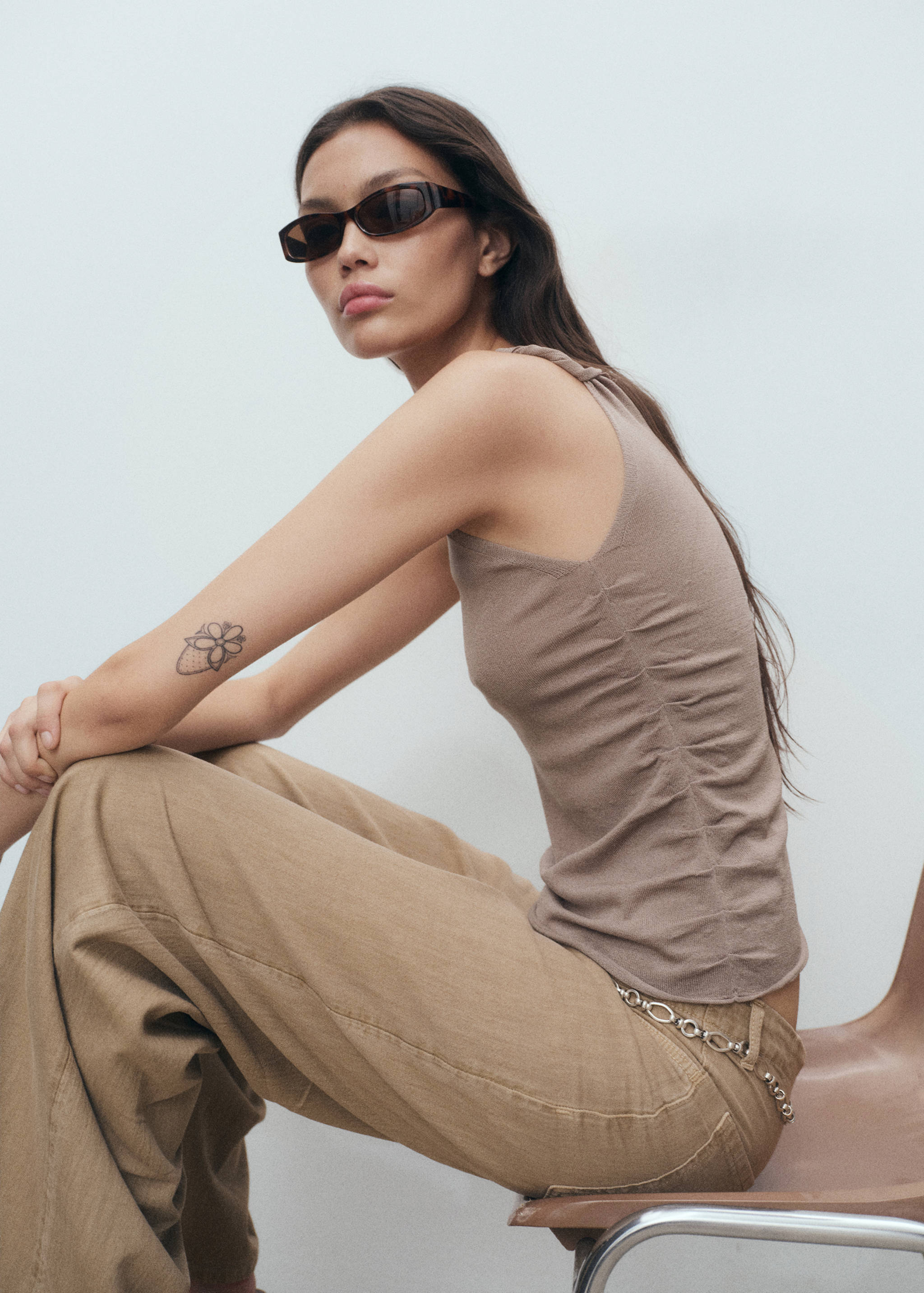 Asymetryczny top z dzianiny na ramiączkach - Szczegóły artykułu 2