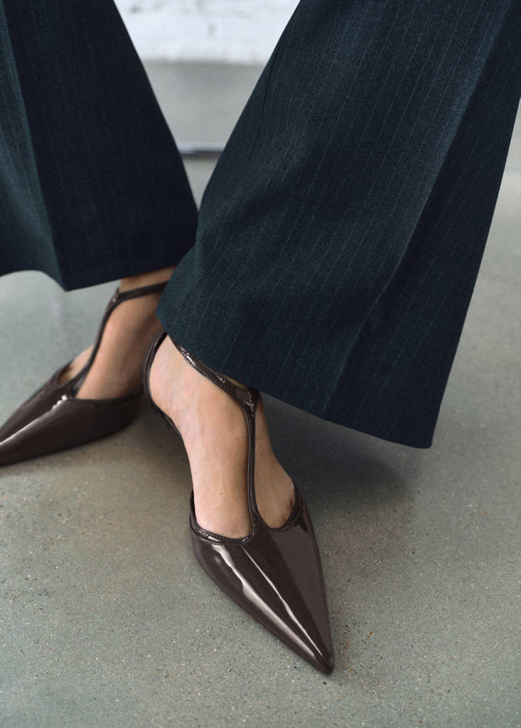 Kitten-heel patent leather shoes — Khaki