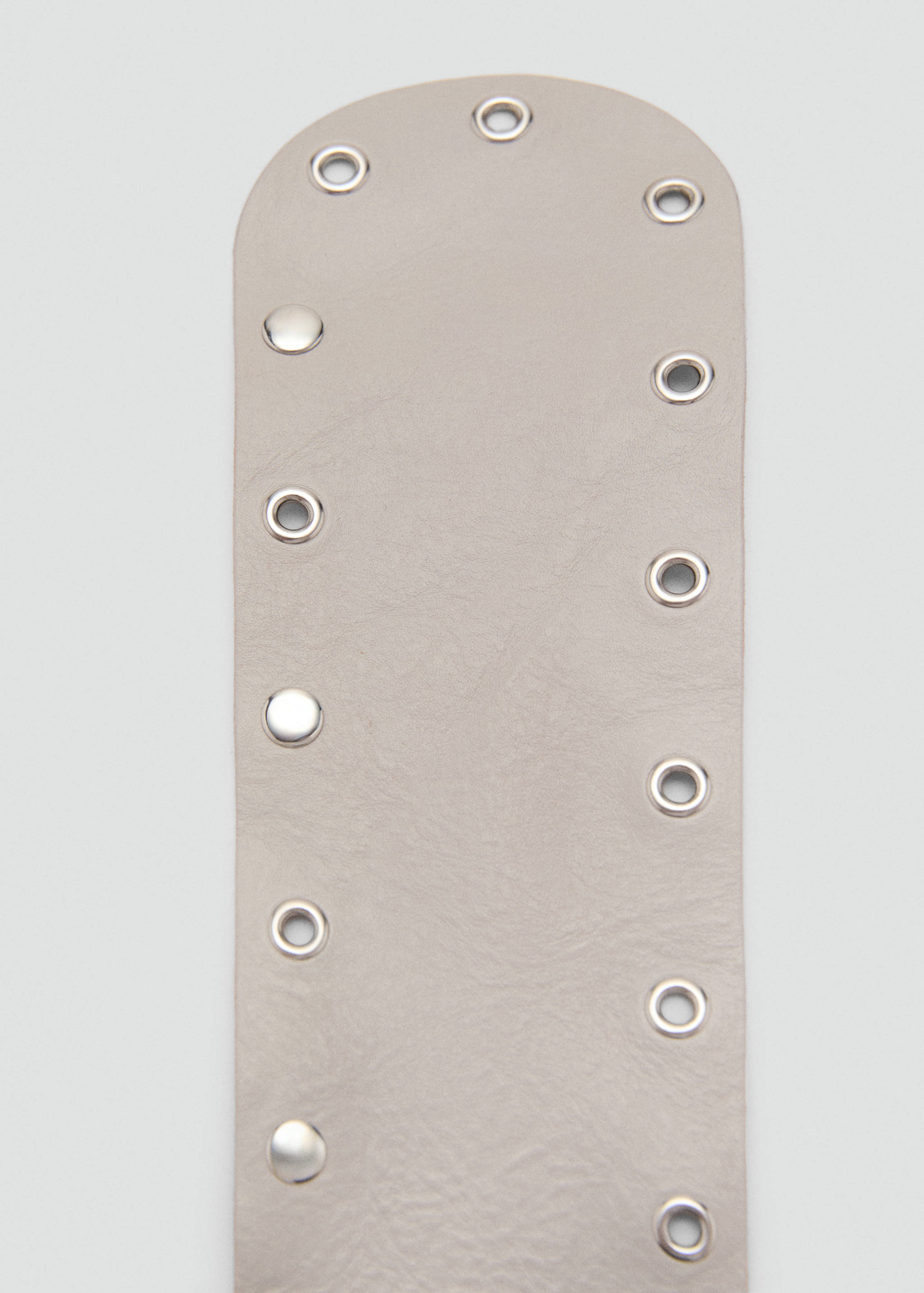 Шкіряний пояс з люверсами - Середній план