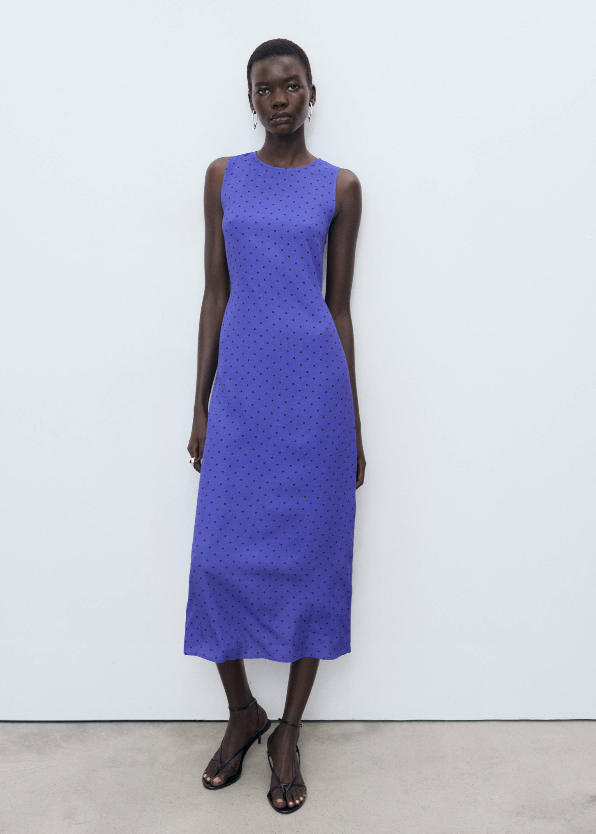 Vestido às bolas com laço - Plano geral