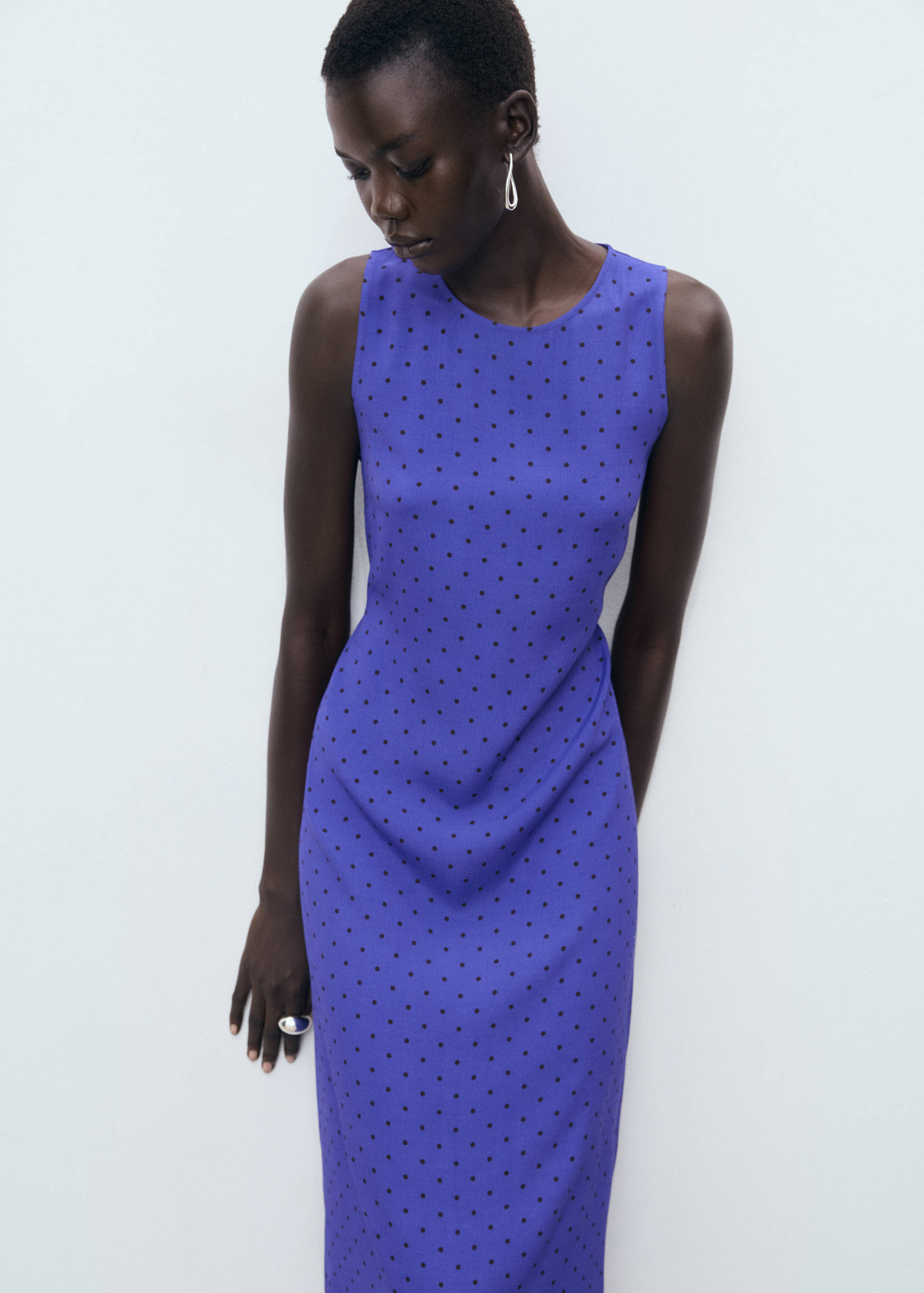 Vestido às bolas com laço - Plano médio