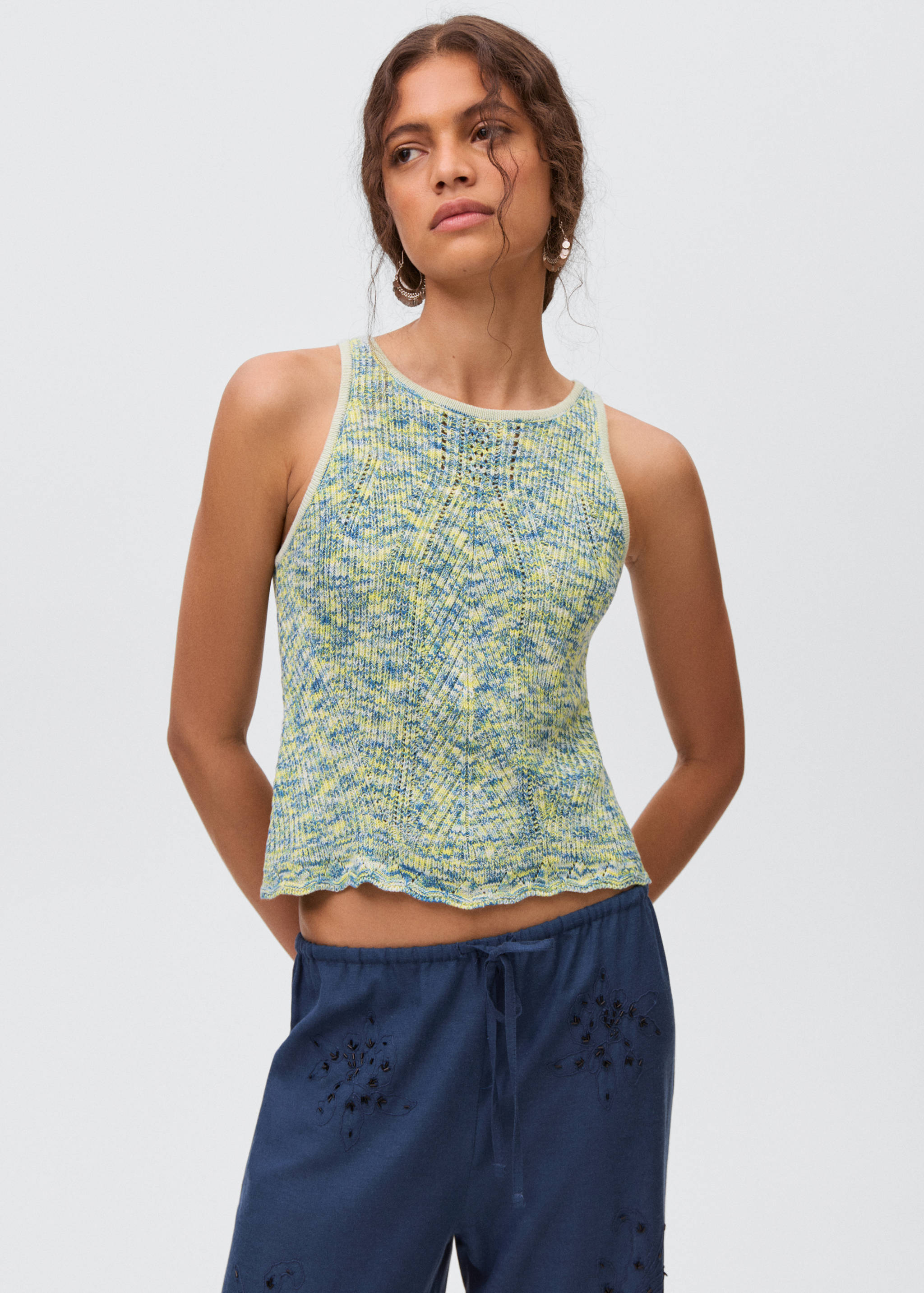 Разноцветный топ из трикотажа - Средний план