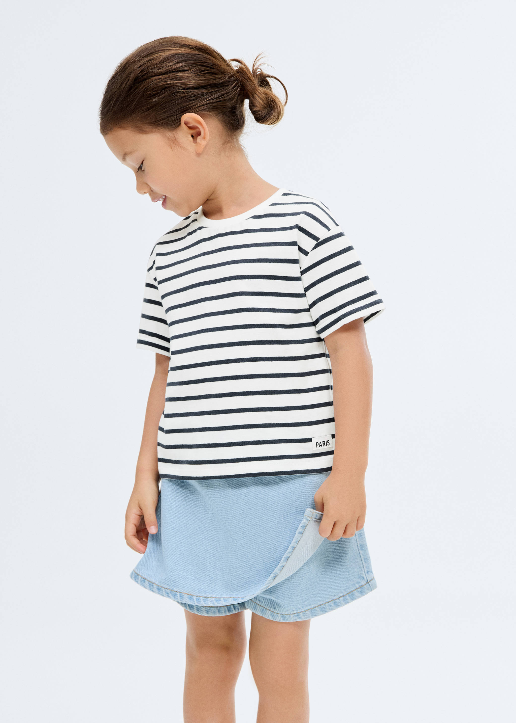 Jupe short en jean croisée - Plan moyen