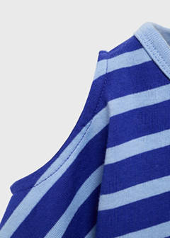 Striped t-shirt with cut-out — Vibrant blue 2