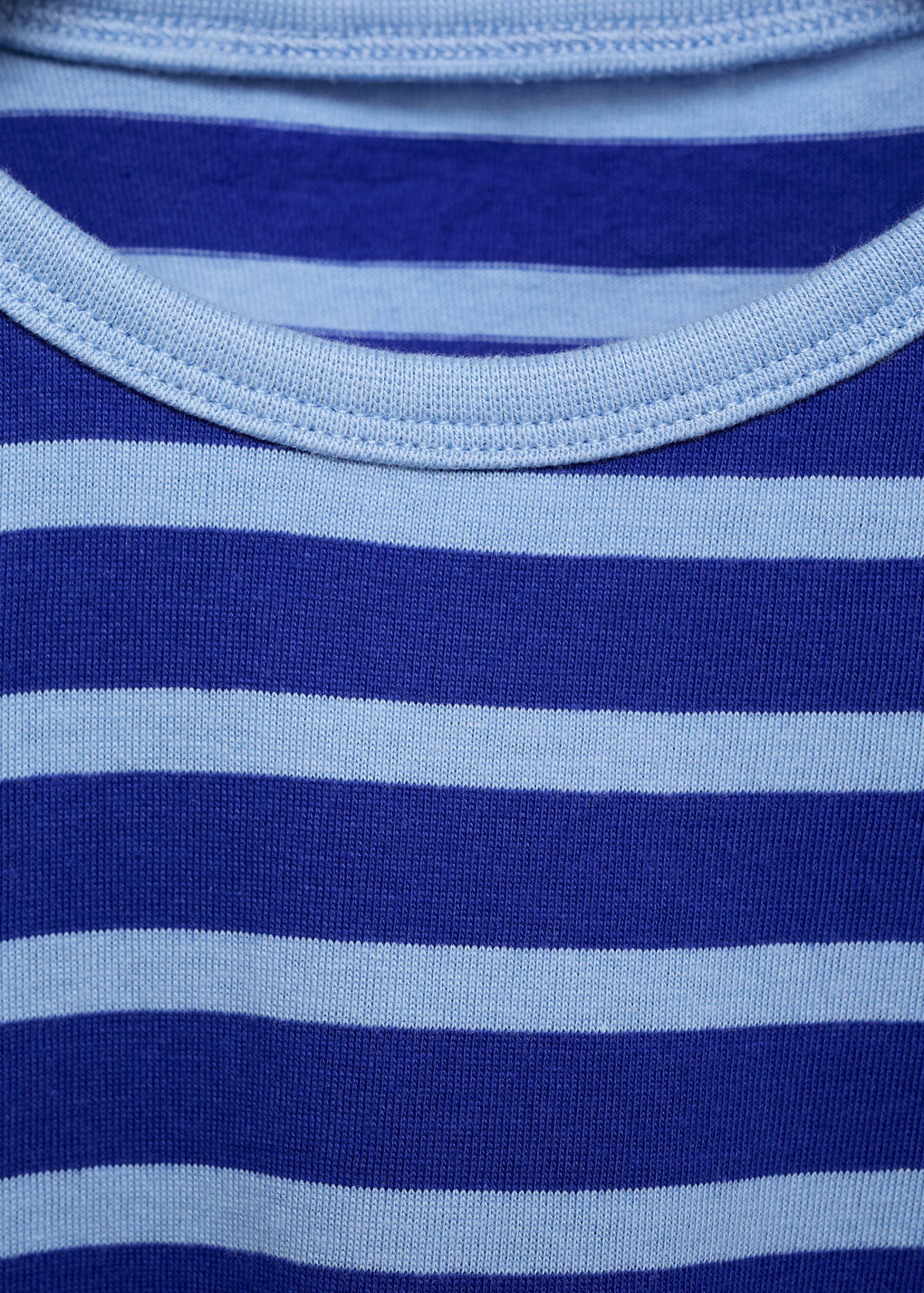 Striped t-shirt with cut-out — Vibrant blue