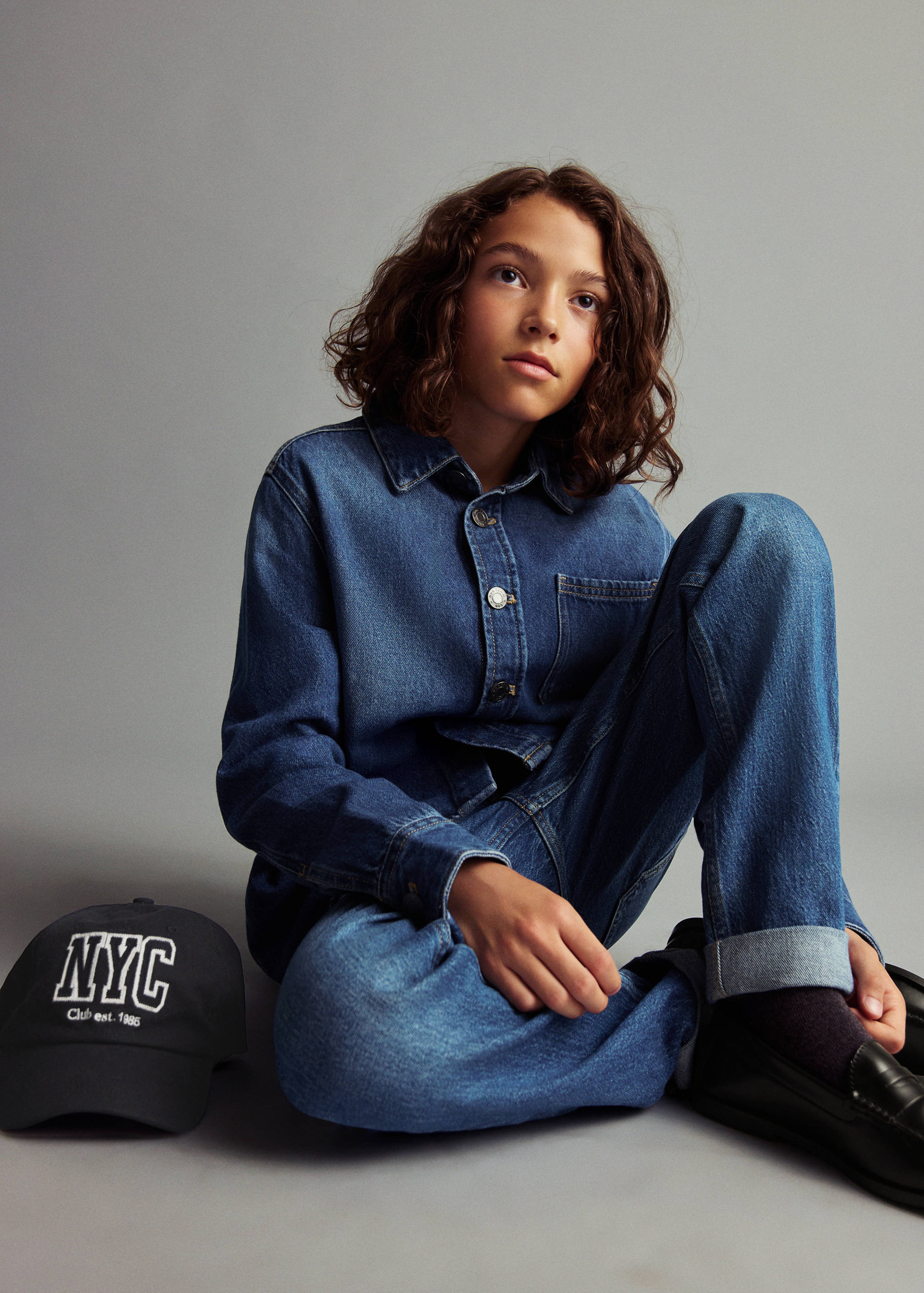 Cap with embroidered letter - General plane