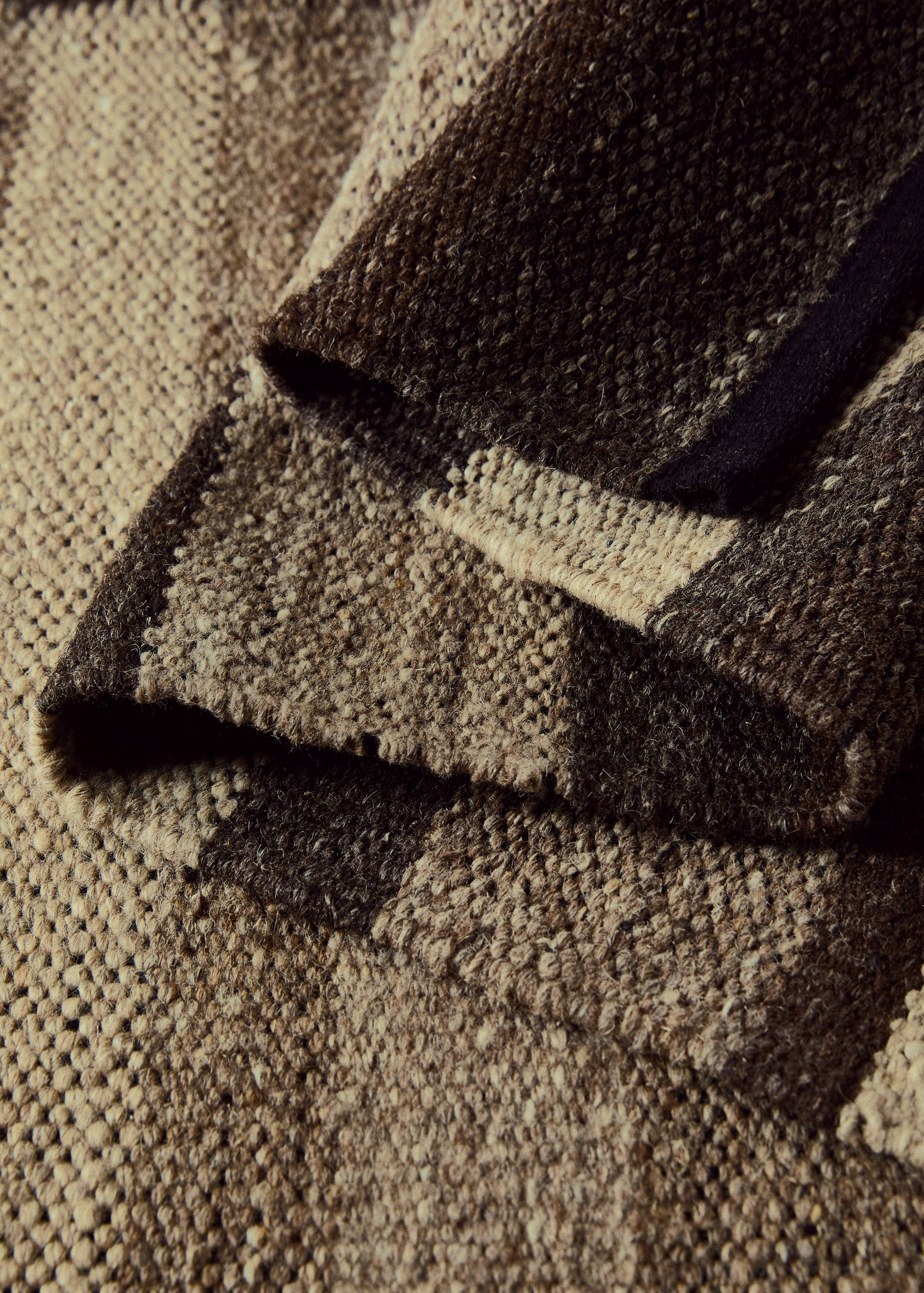 Two-tone striped wool rug - Details of the article 1